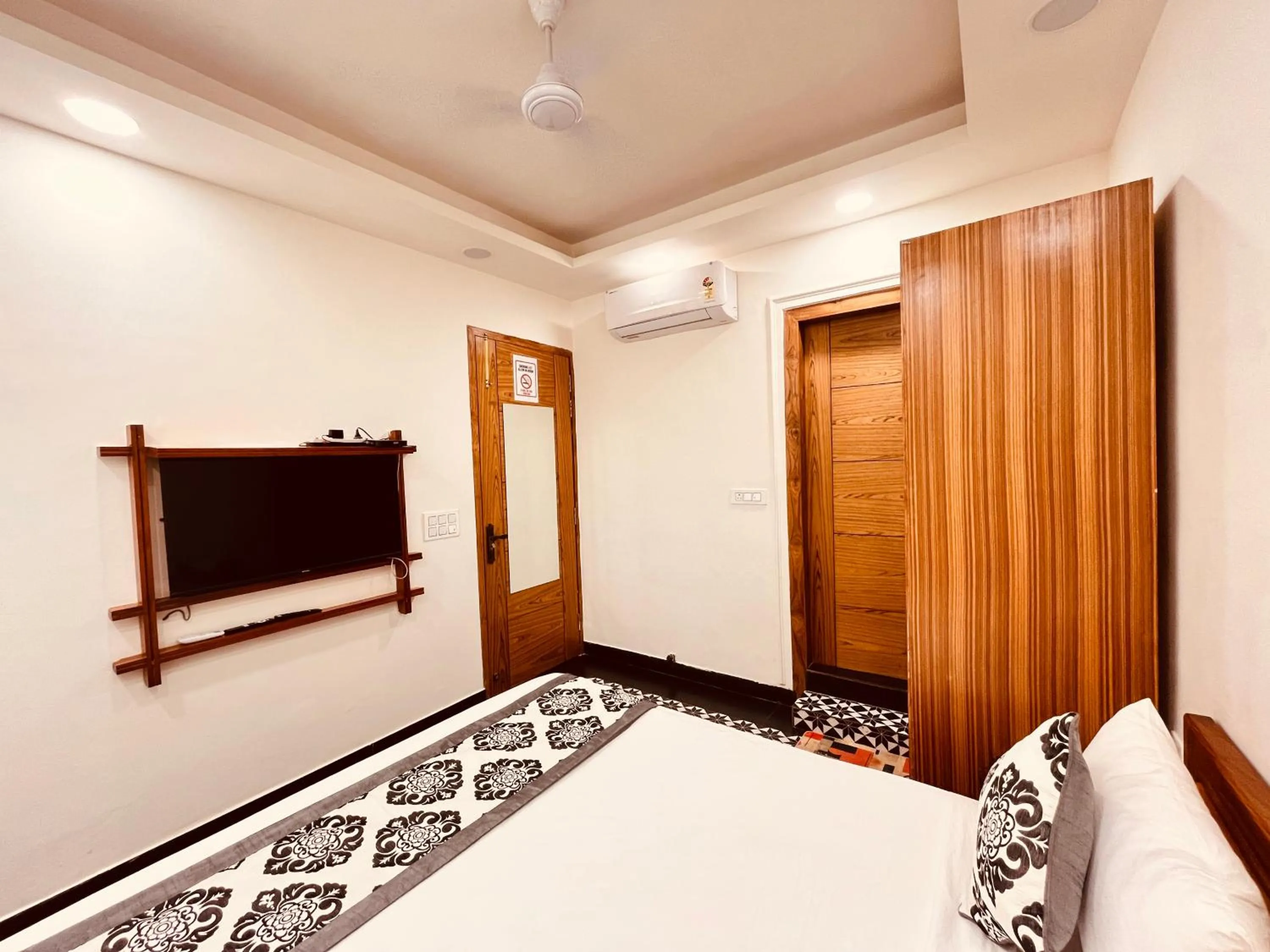 Bed in South INN near AIIMS Hospital Green Park South Delhi