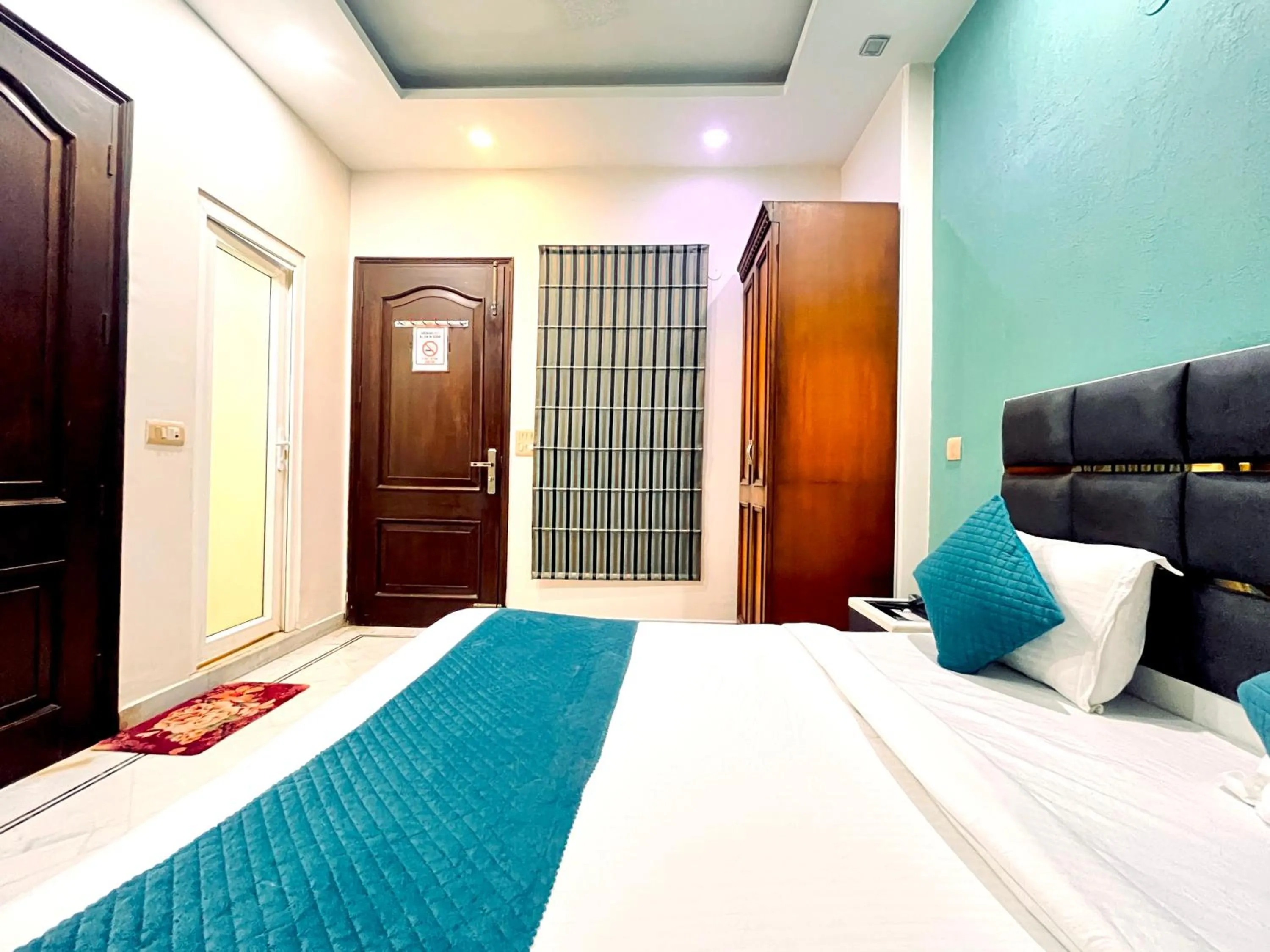 Bed in South INN near AIIMS Hospital Green Park South Delhi