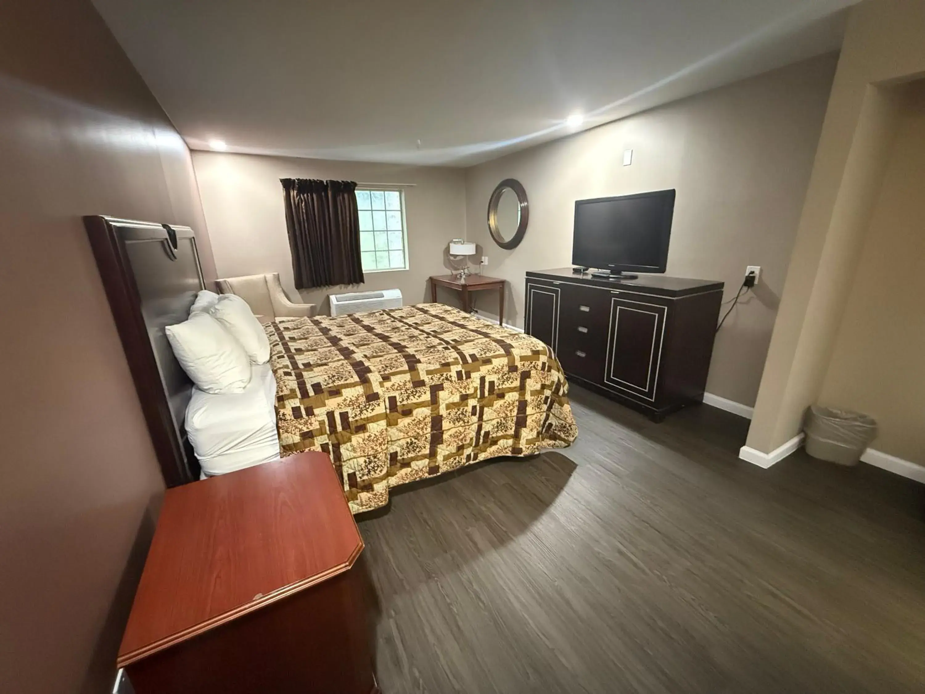 Standard King Room in Magnolia Bay Hotel & Suites Standard King Room in Magnolia Bay Hotel & Suites