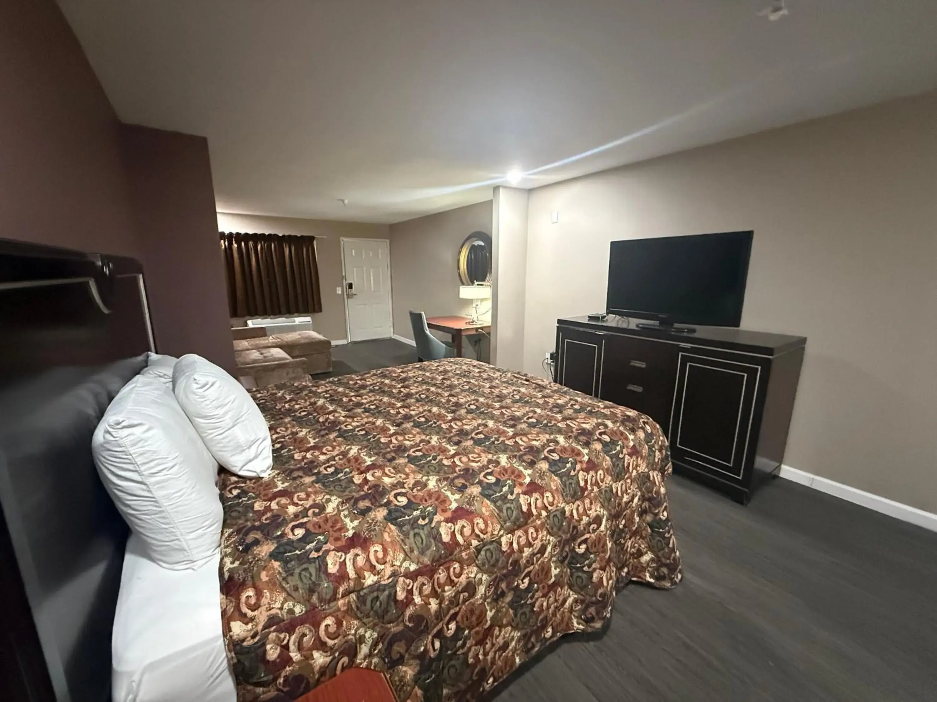 King Suite in Magnolia Bay Hotel & Suites King Suite in Magnolia Bay Hotel & Suites