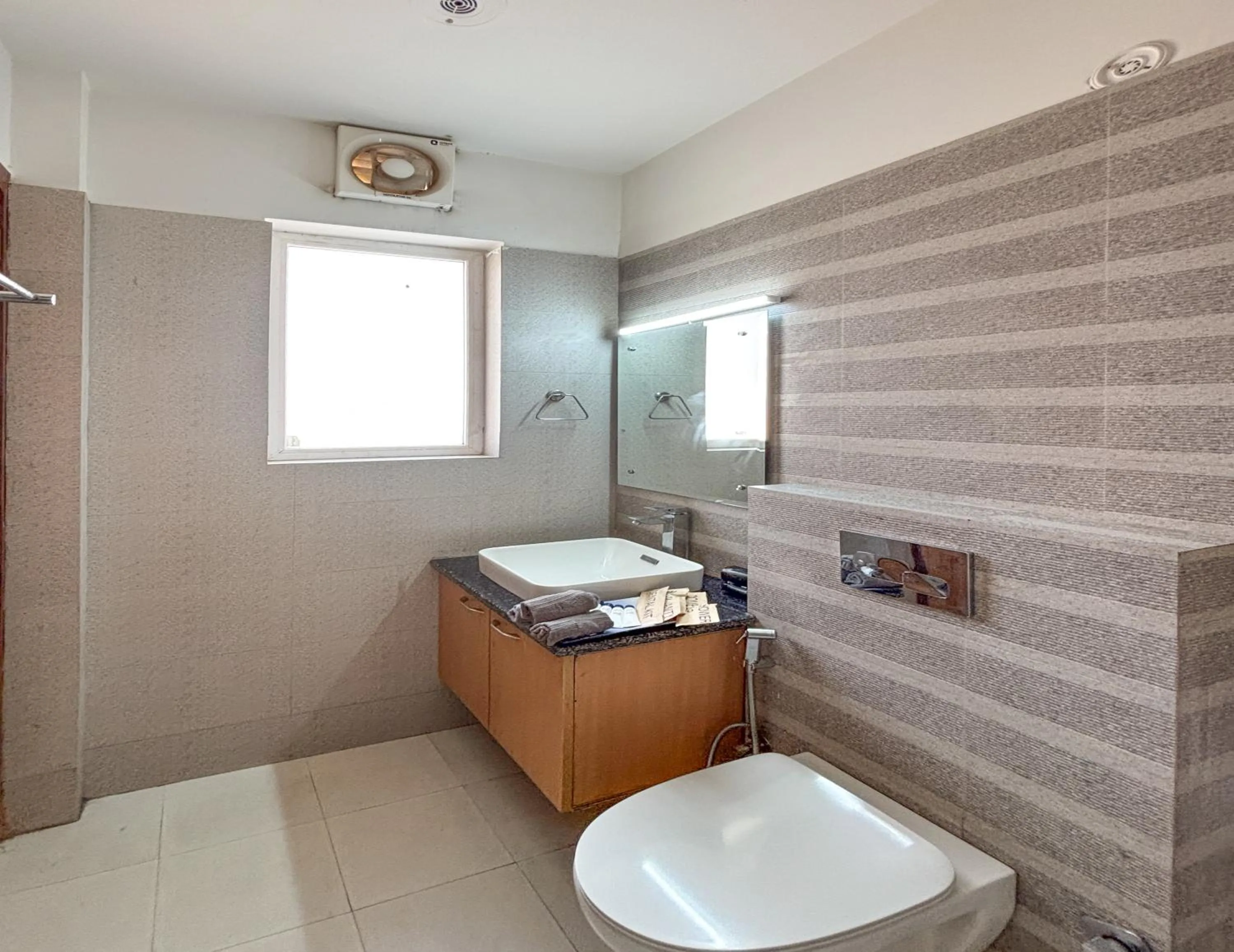 Toilet in Housr Sector 28 Gurgaon Near IFFCO Chowk Metro Station