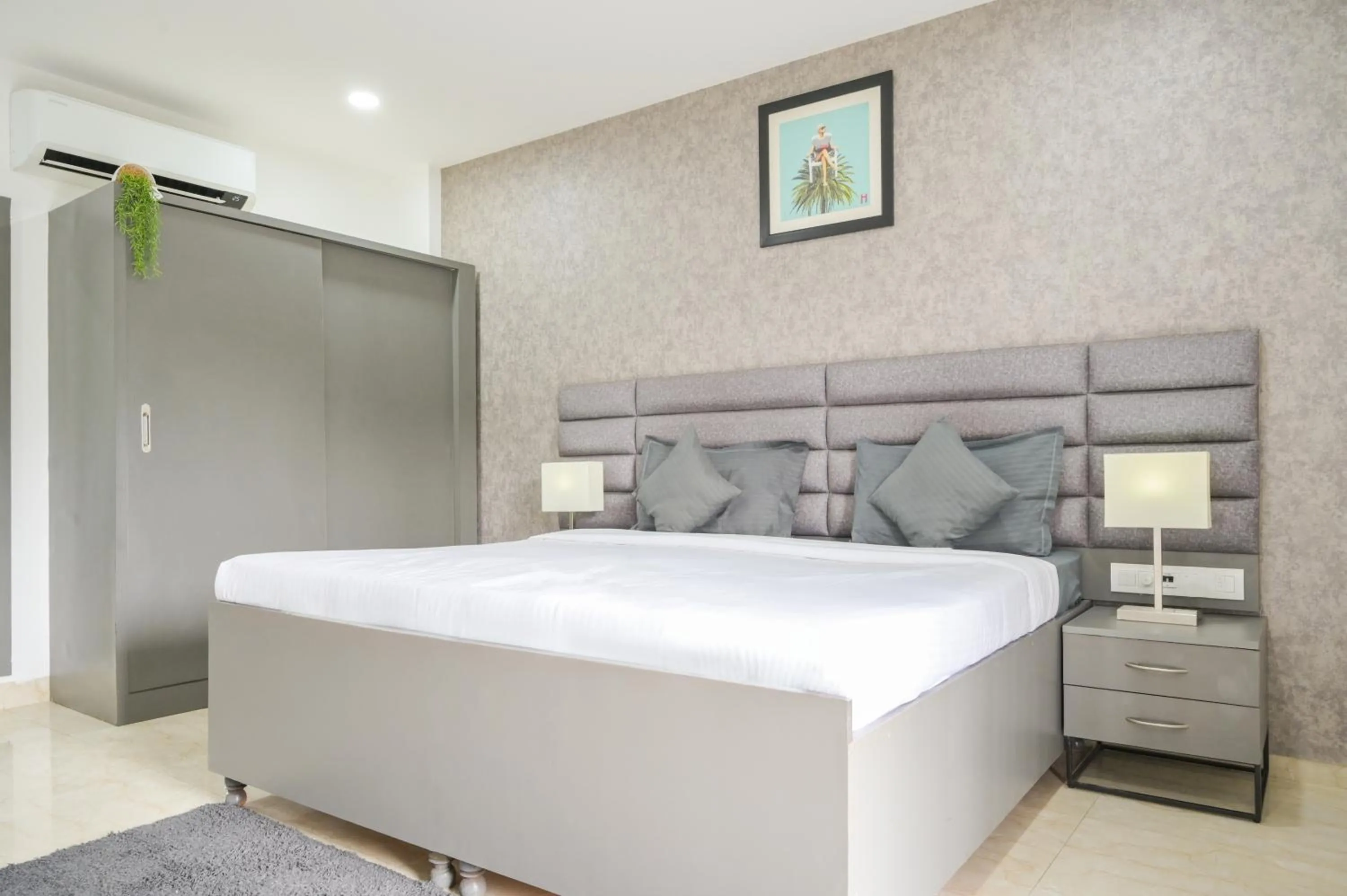 Photo of the whole room, Bed in Housr Sector 28 Gurgaon Near IFFCO Chowk Metro Station