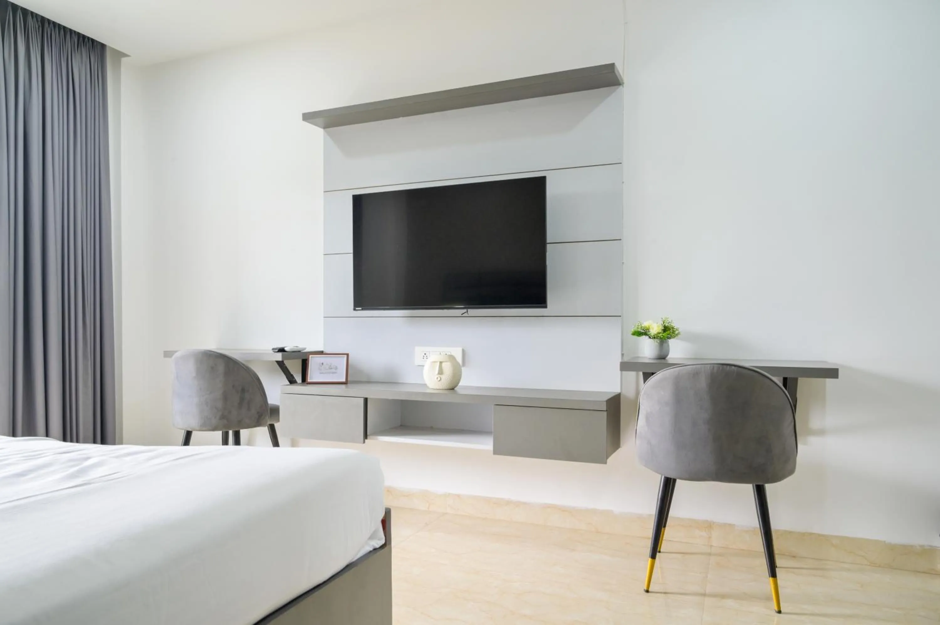 Seating area, Bed in Housr Sector 28 Gurgaon Near IFFCO Chowk Metro Station