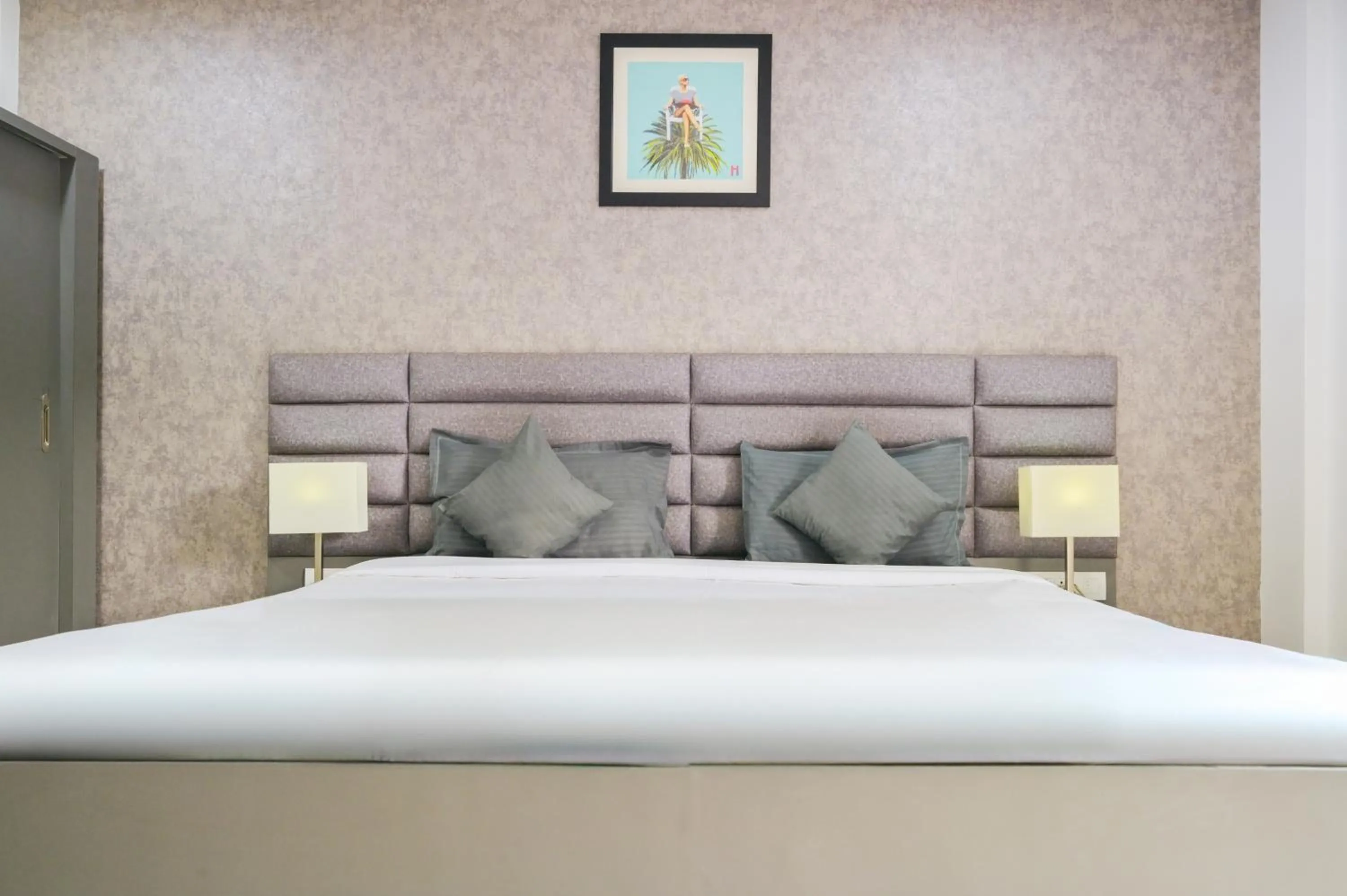 Bed in Housr Sector 28 Gurgaon Near IFFCO Chowk Metro Station
