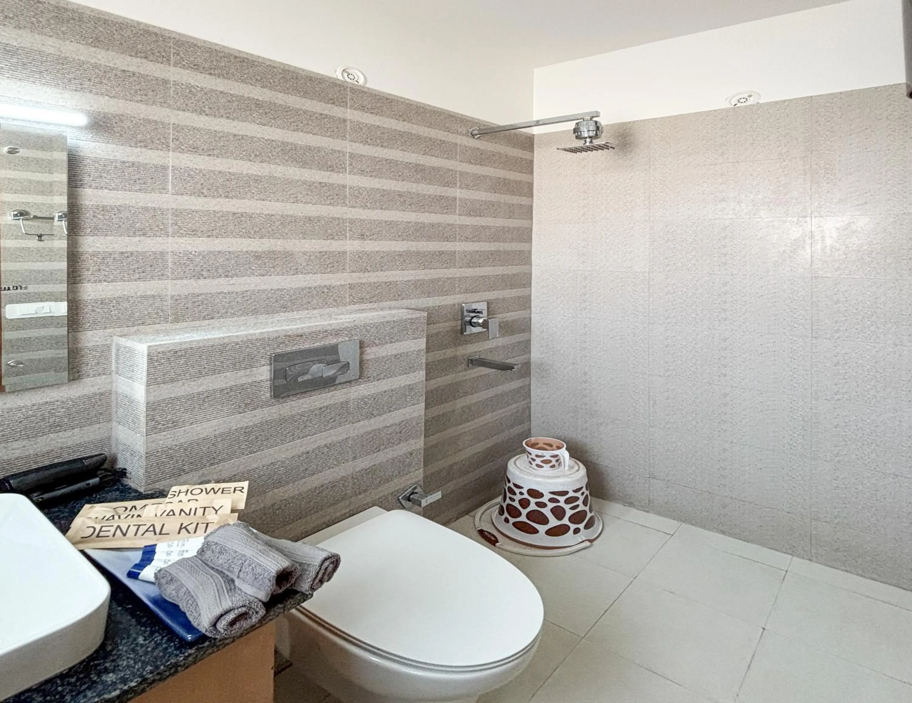 Shower in Housr Sector 28 Gurgaon Near IFFCO Chowk Metro Station