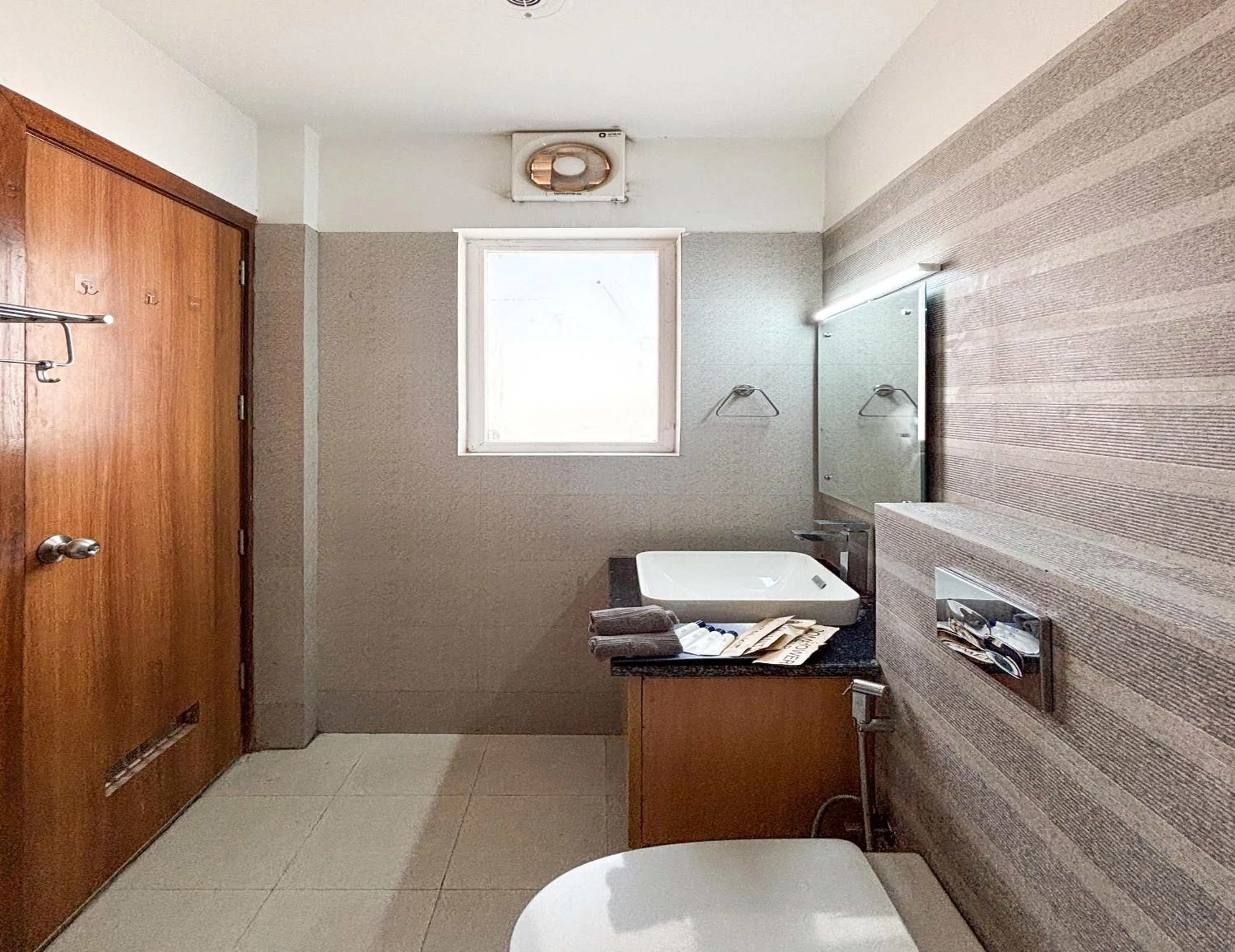 Toilet in Housr Sector 28 Gurgaon Near IFFCO Chowk Metro Station