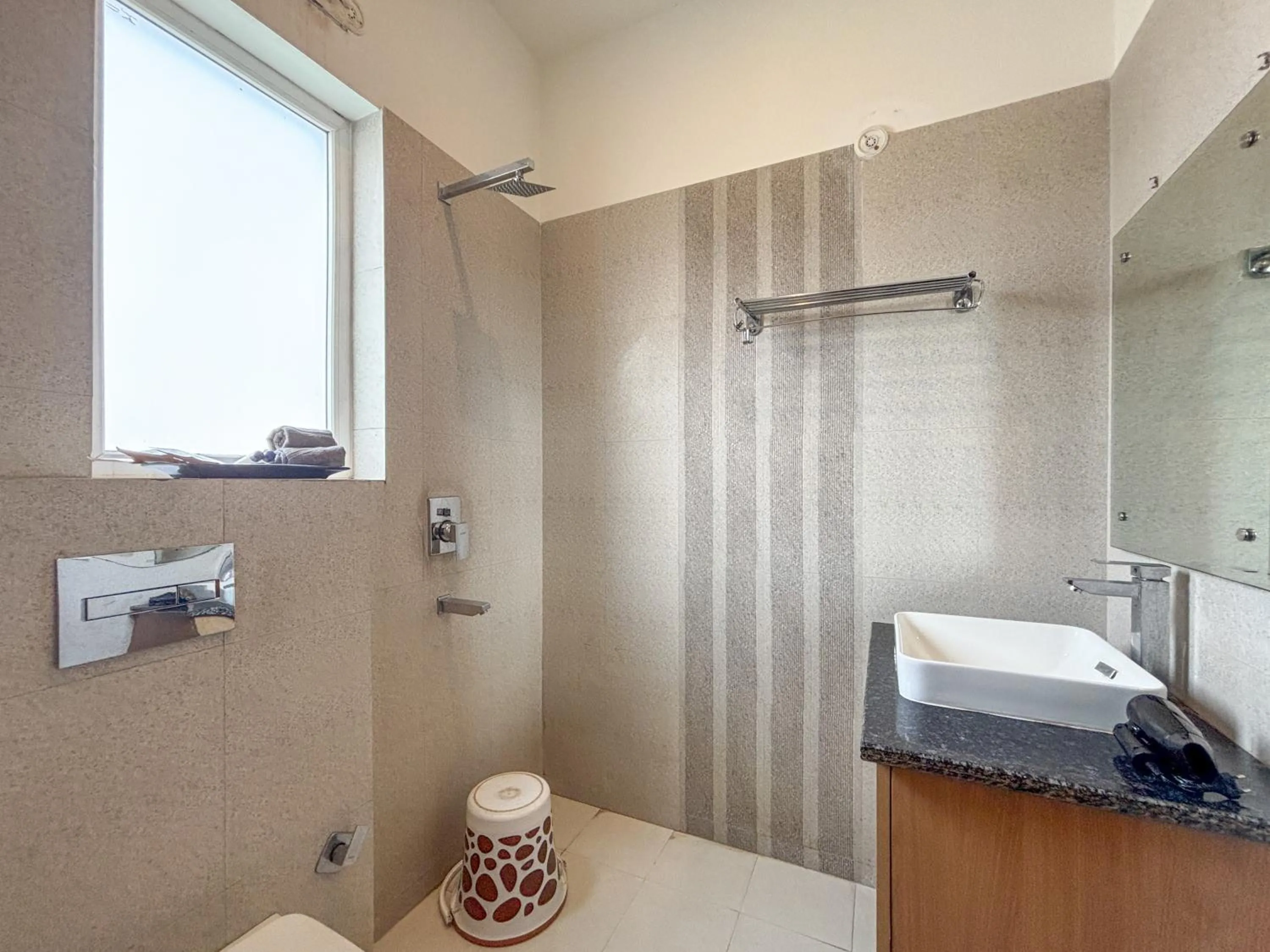 Shower in Housr Sector 28 Gurgaon Near IFFCO Chowk Metro Station