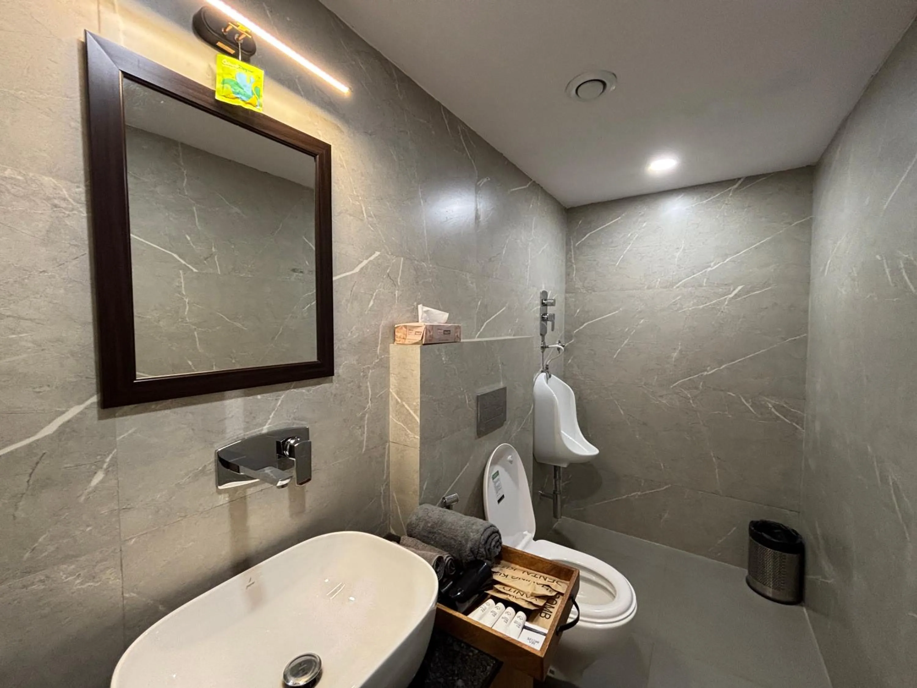 Shower in Housr Sector 28 Gurgaon Near IFFCO Chowk Metro Station
