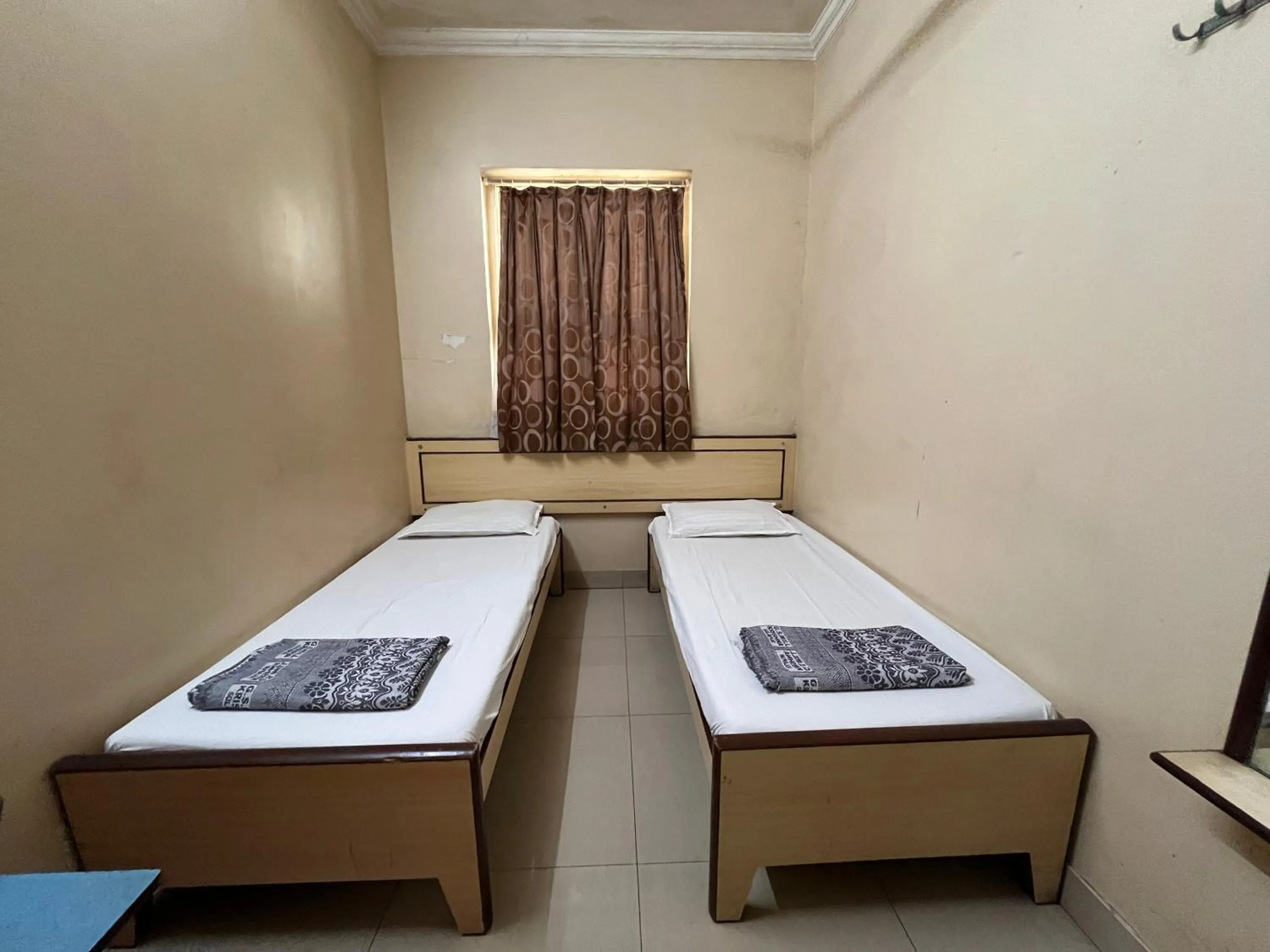 Double Room with Shared Bathroom - single occupancy in Milan Guest House