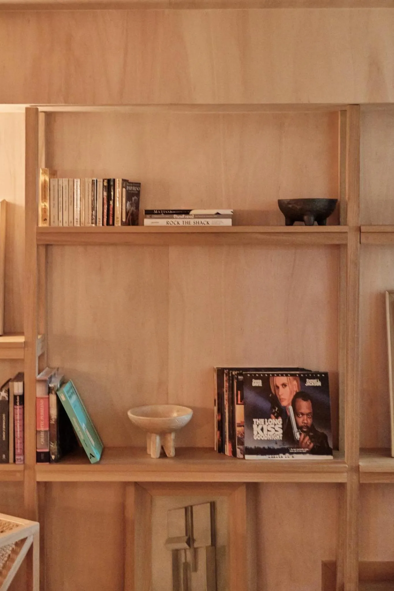 Communal lounge/ TV room in Elysée Montmartre Hotel