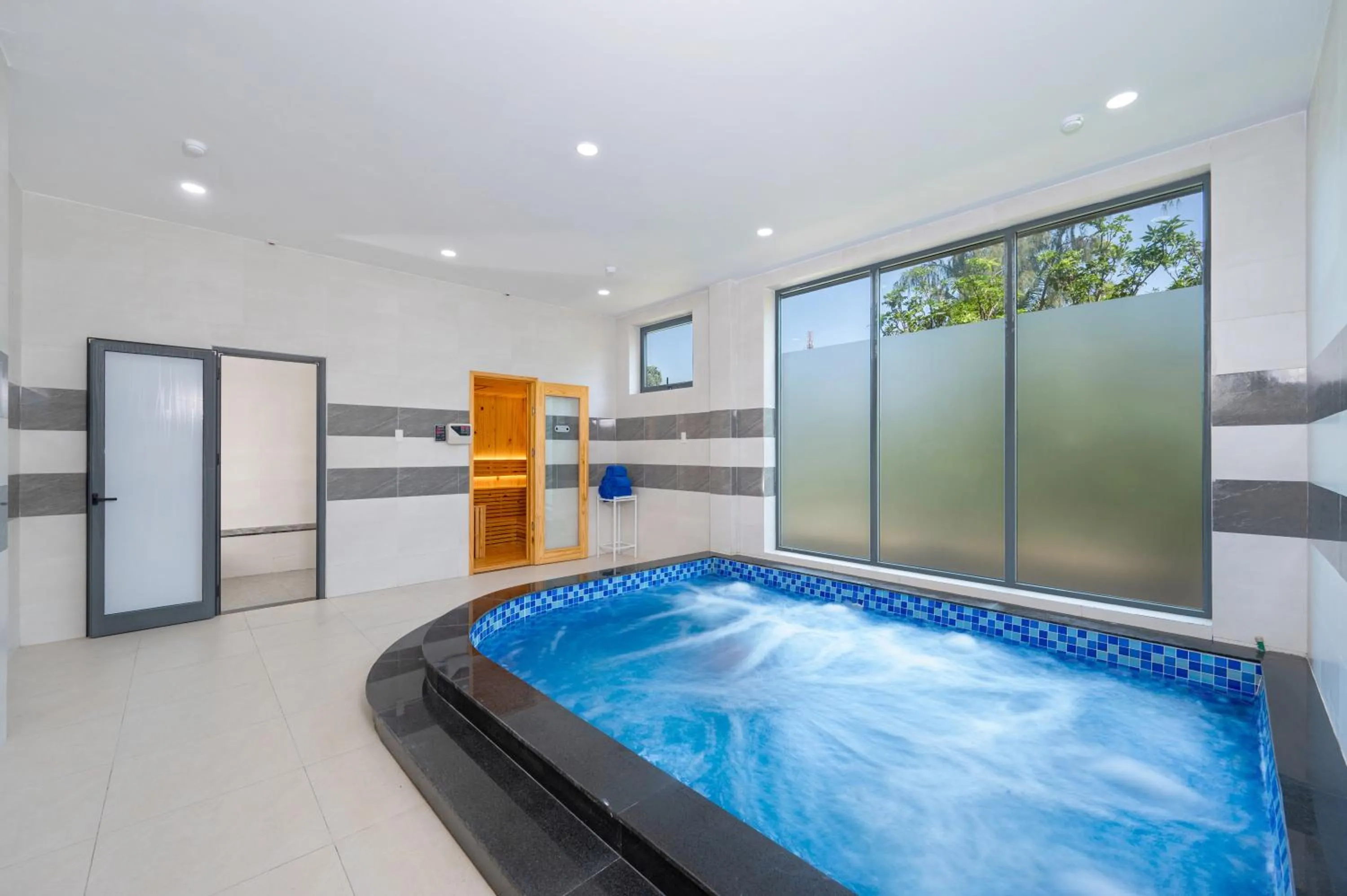 Hot Tub in Langco Bay Retreat