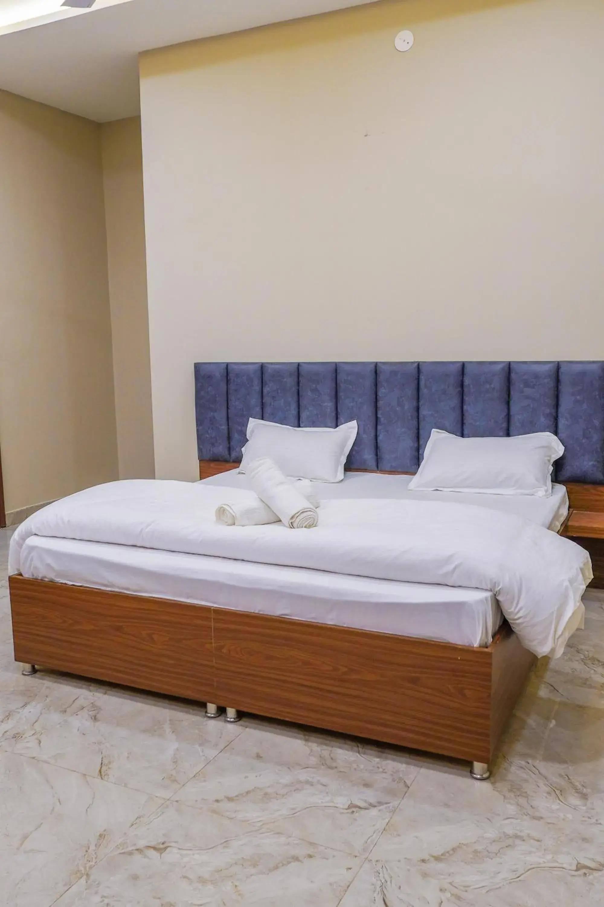 Double Room with Private Bathroom - single occupancy in KANHA HOTEL & Homestay Double Room with Private Bathroom - single occupancy in KANHA HOTEL & Homestay