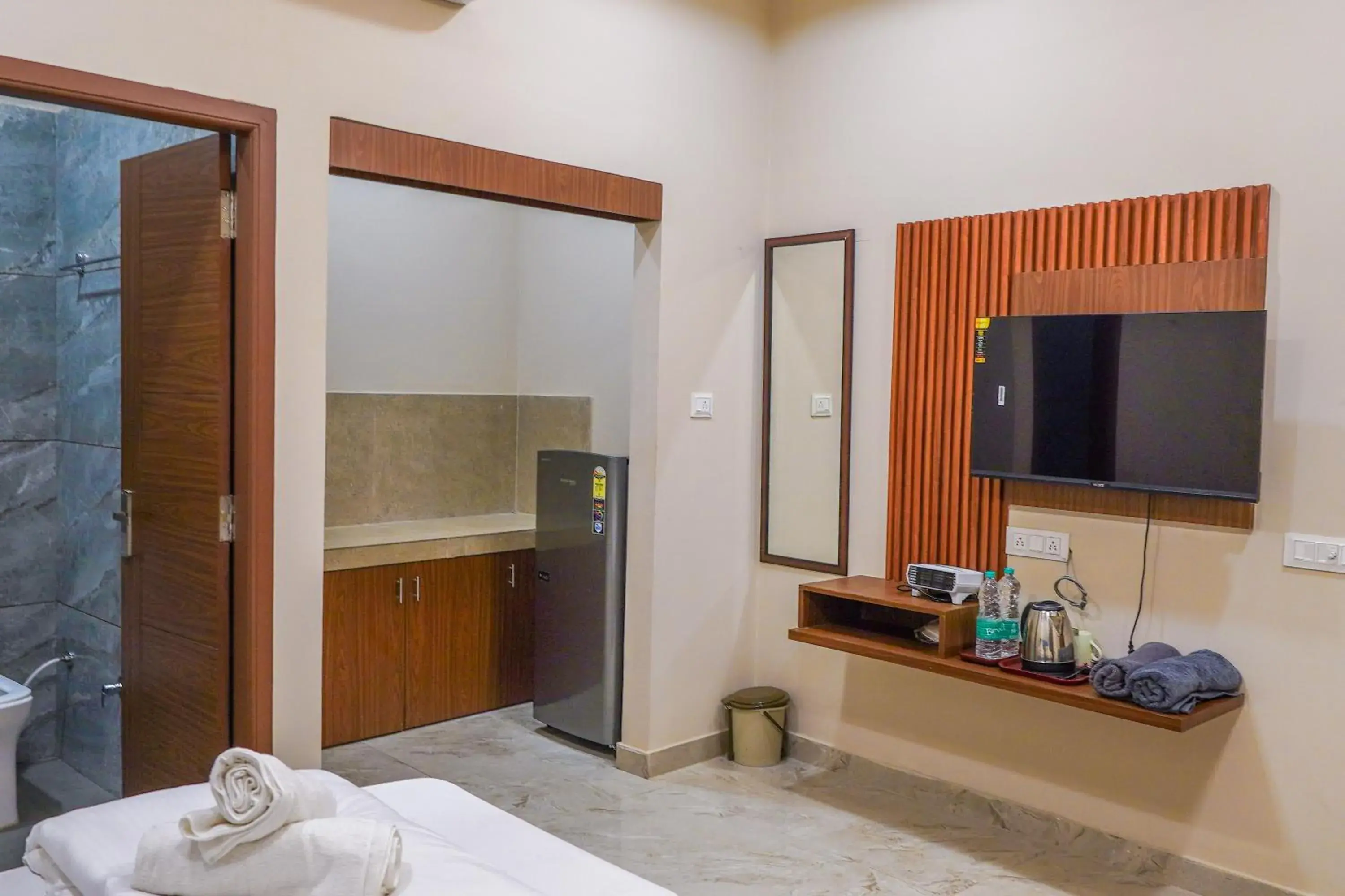 Twin Room with Private Bathroom - single occupancy in KANHA HOTEL & Homestay Twin Room with Private Bathroom - single occupancy in KANHA HOTEL & Homestay