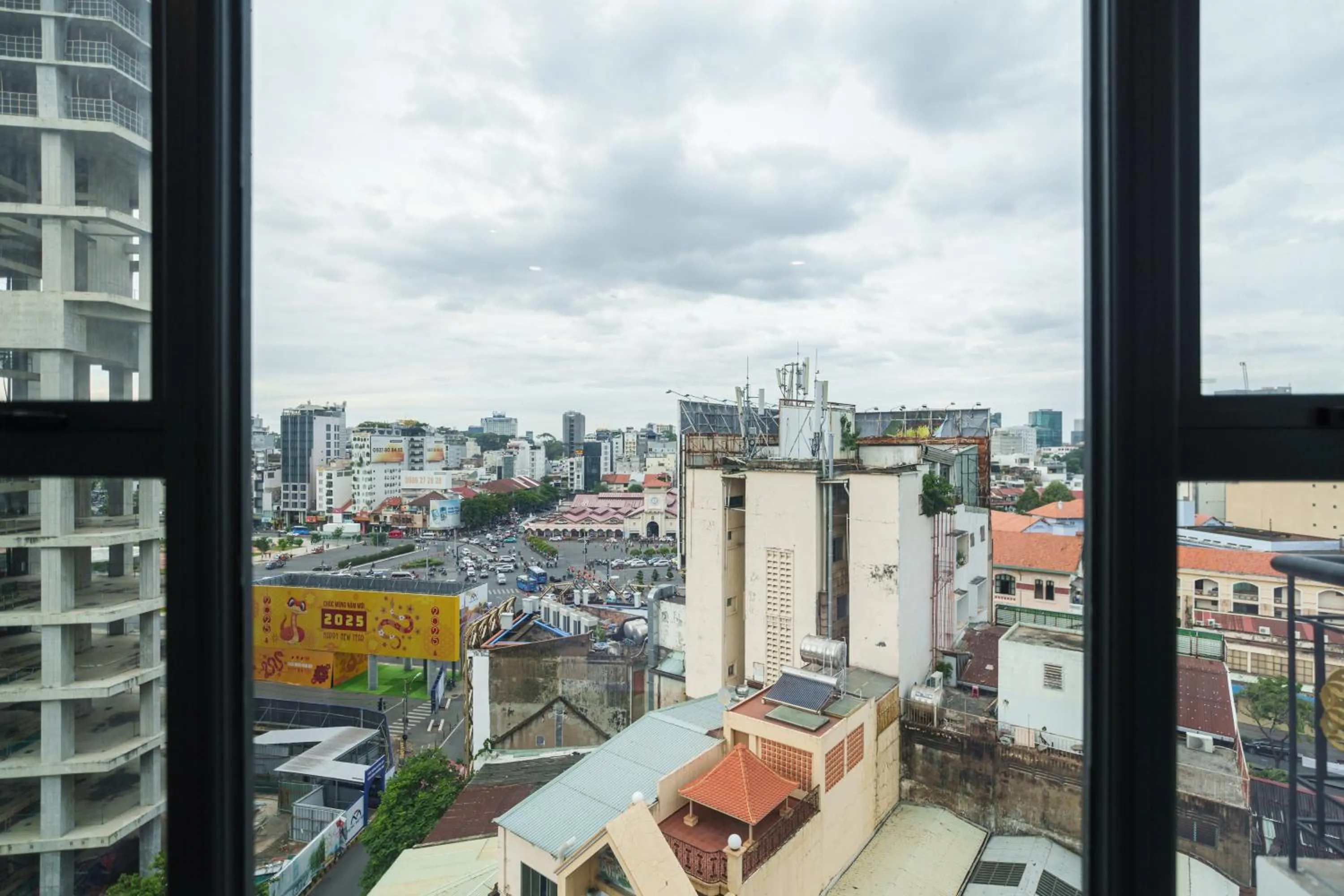 Day in CityHouse- El Pino Realm at Metro Ben Thanh Market