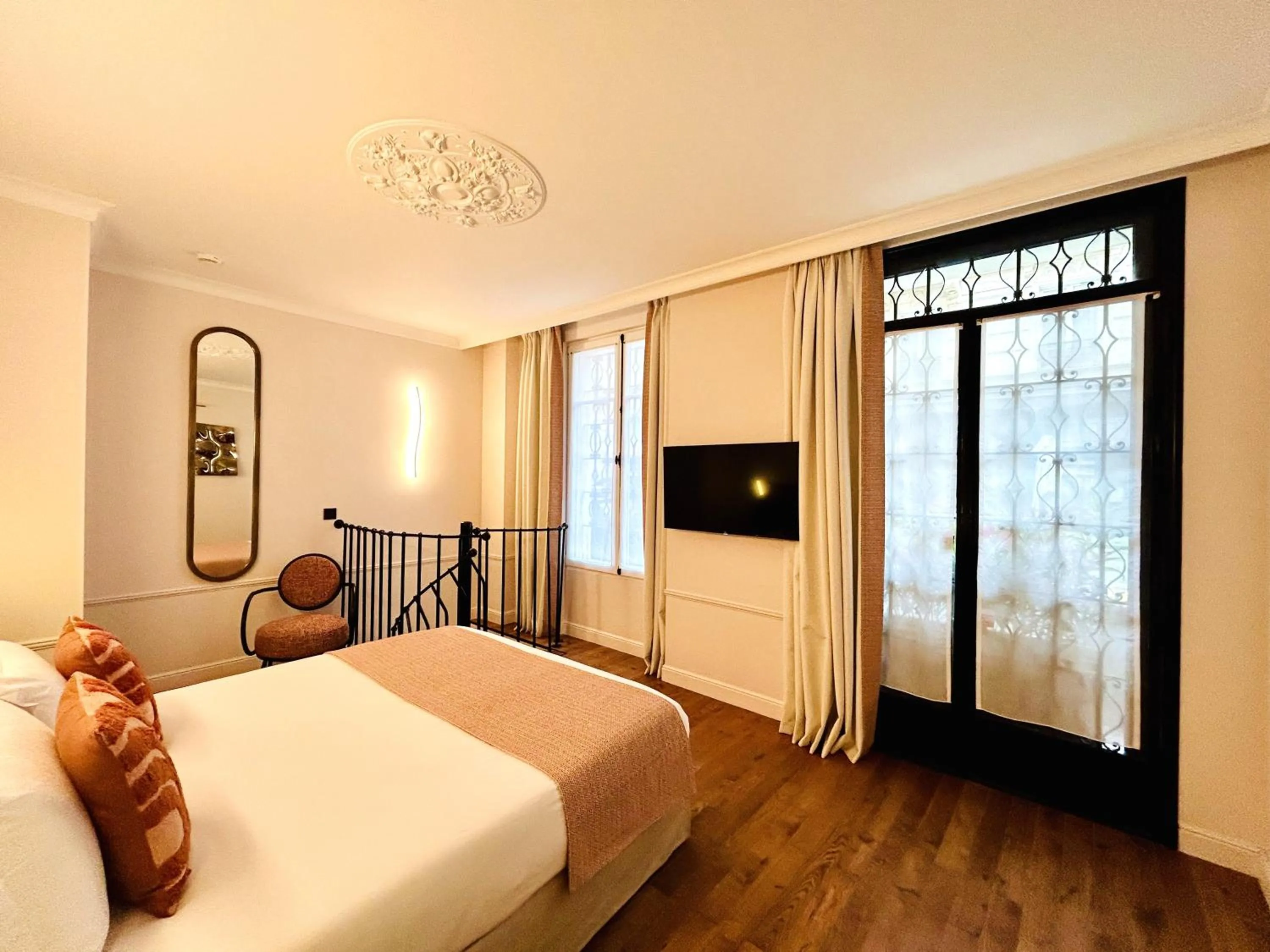 TV and multimedia, Bed in Villa SoPi Appart'Hotel by Patrick Hayat