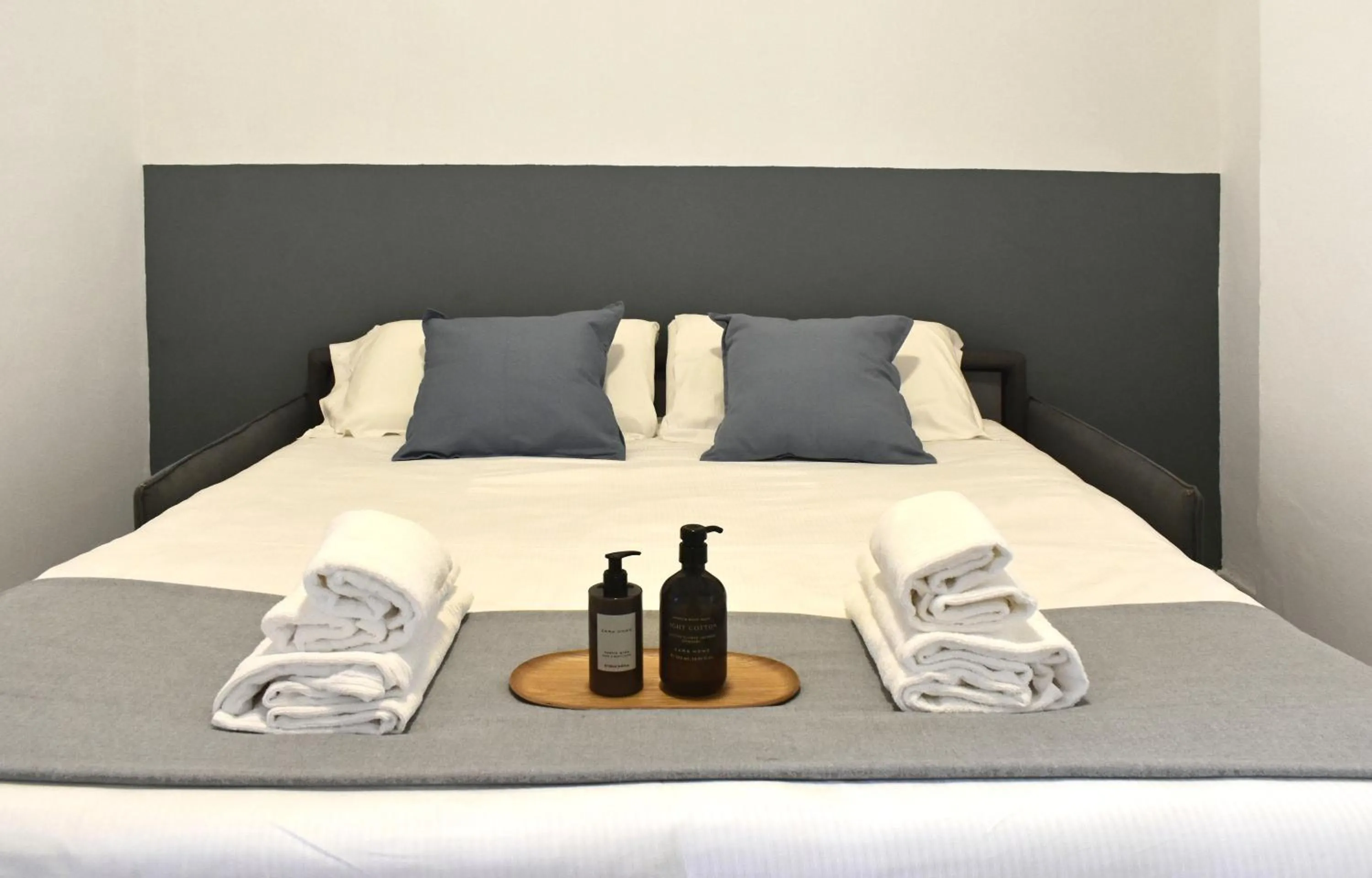 Bed in Poggio Al Lago Apartments & Rooms