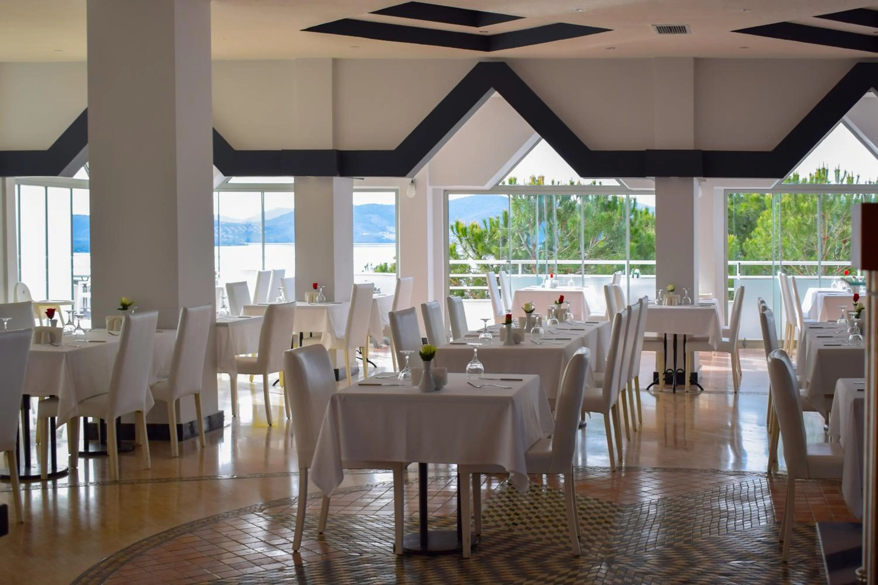Restaurant/places to eat in Roseira Beach Resort