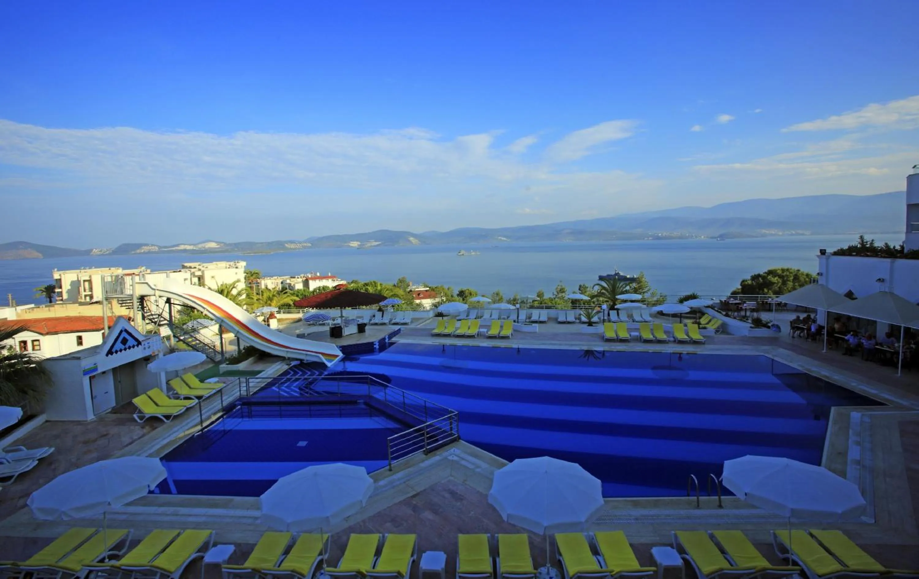 Swimming pool in Roseira Beach Resort