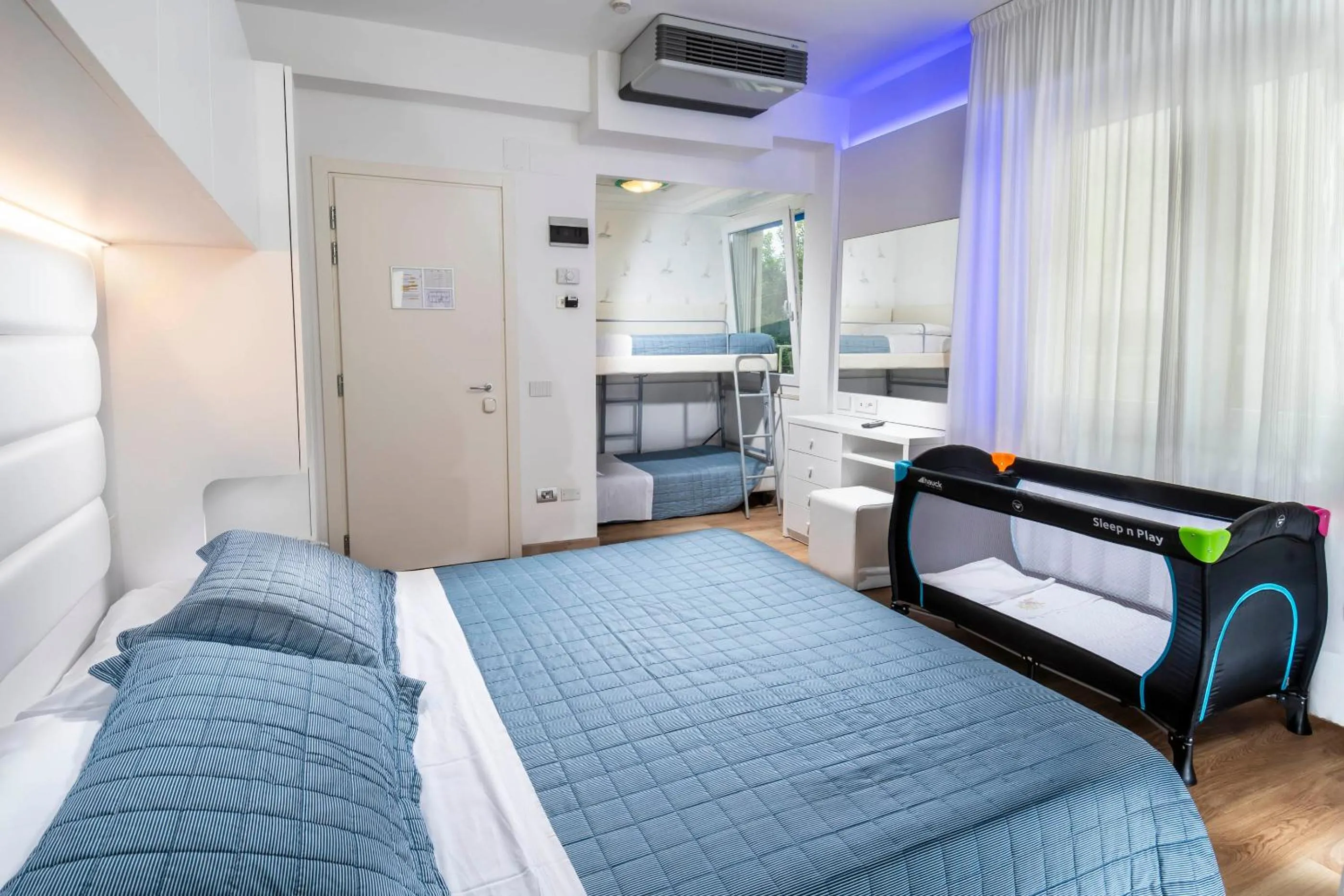 Hot Tub, Bed in Hotel Albatros