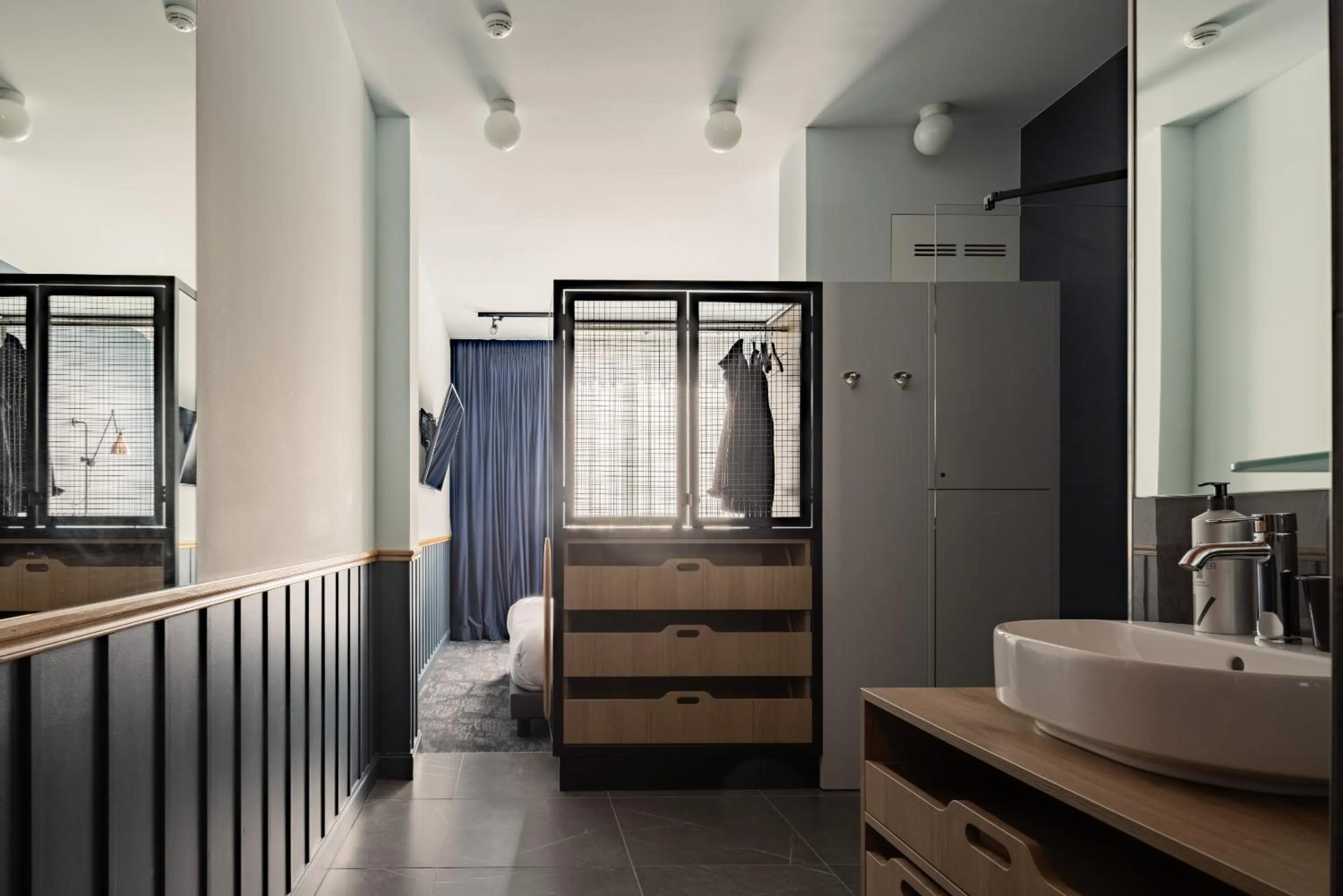 Bedroom, Bed in 1.75 Paris Le Charme