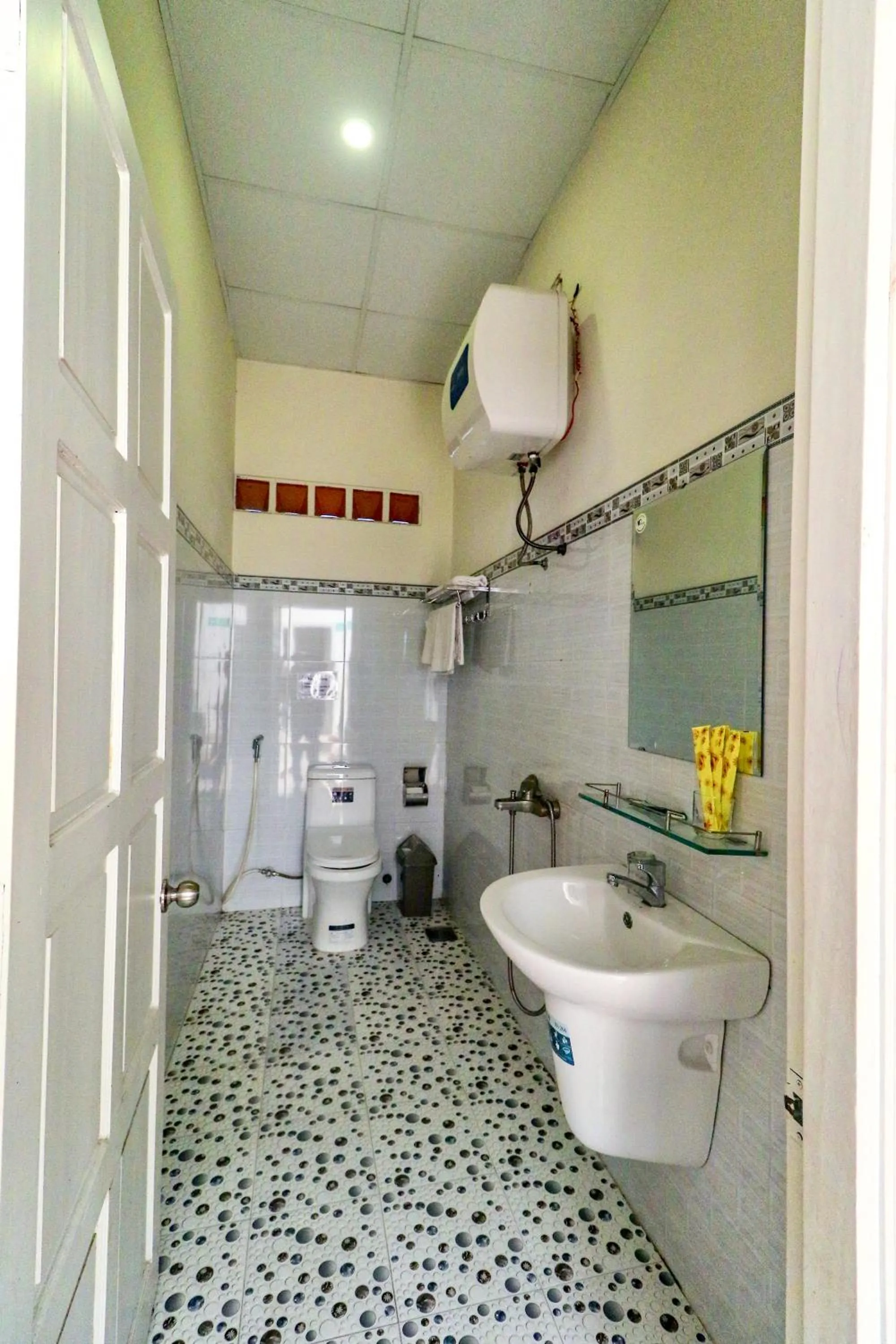 Shower in Hoang Nguyen Hotel