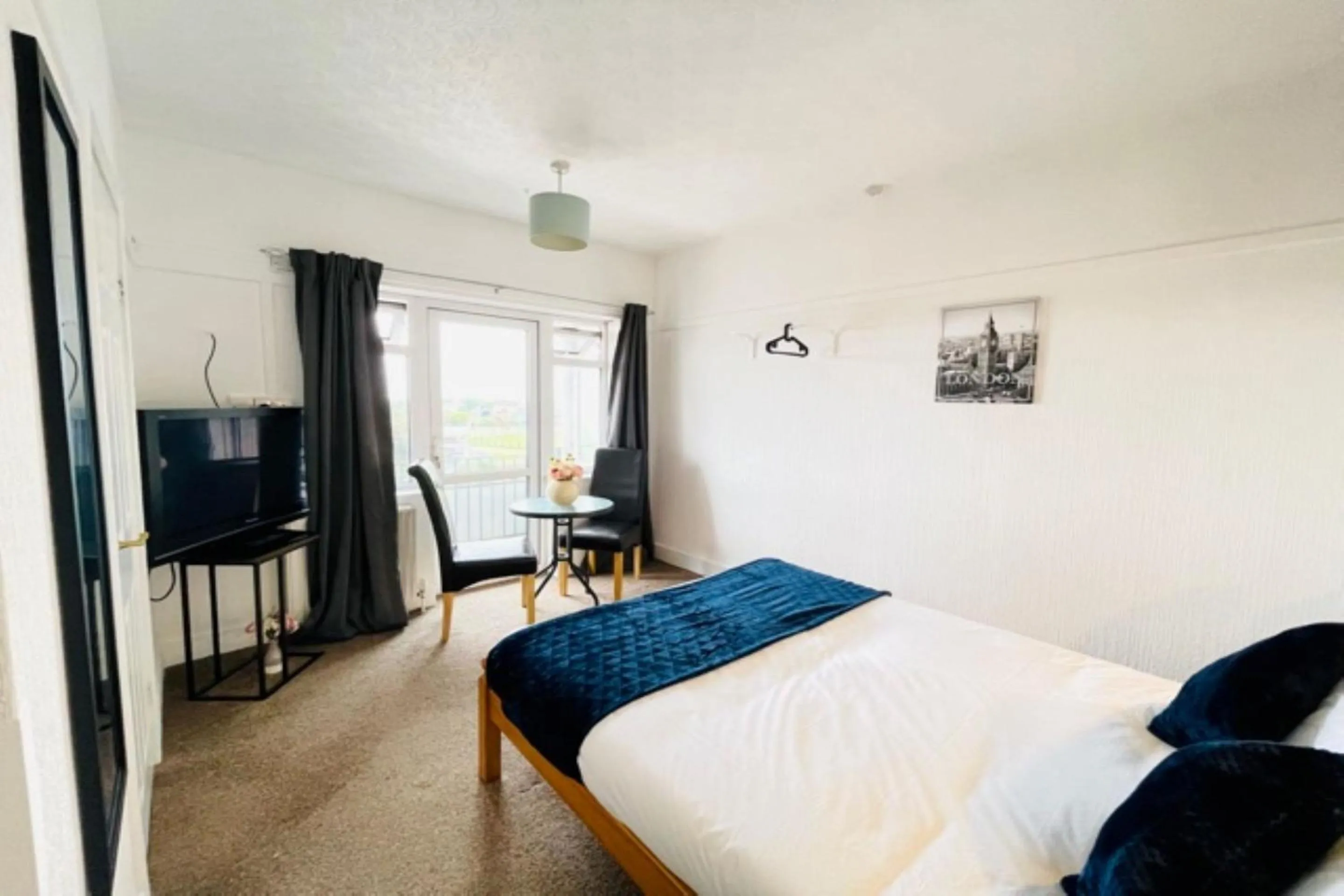 Bedroom in OYO The Sun Hotel