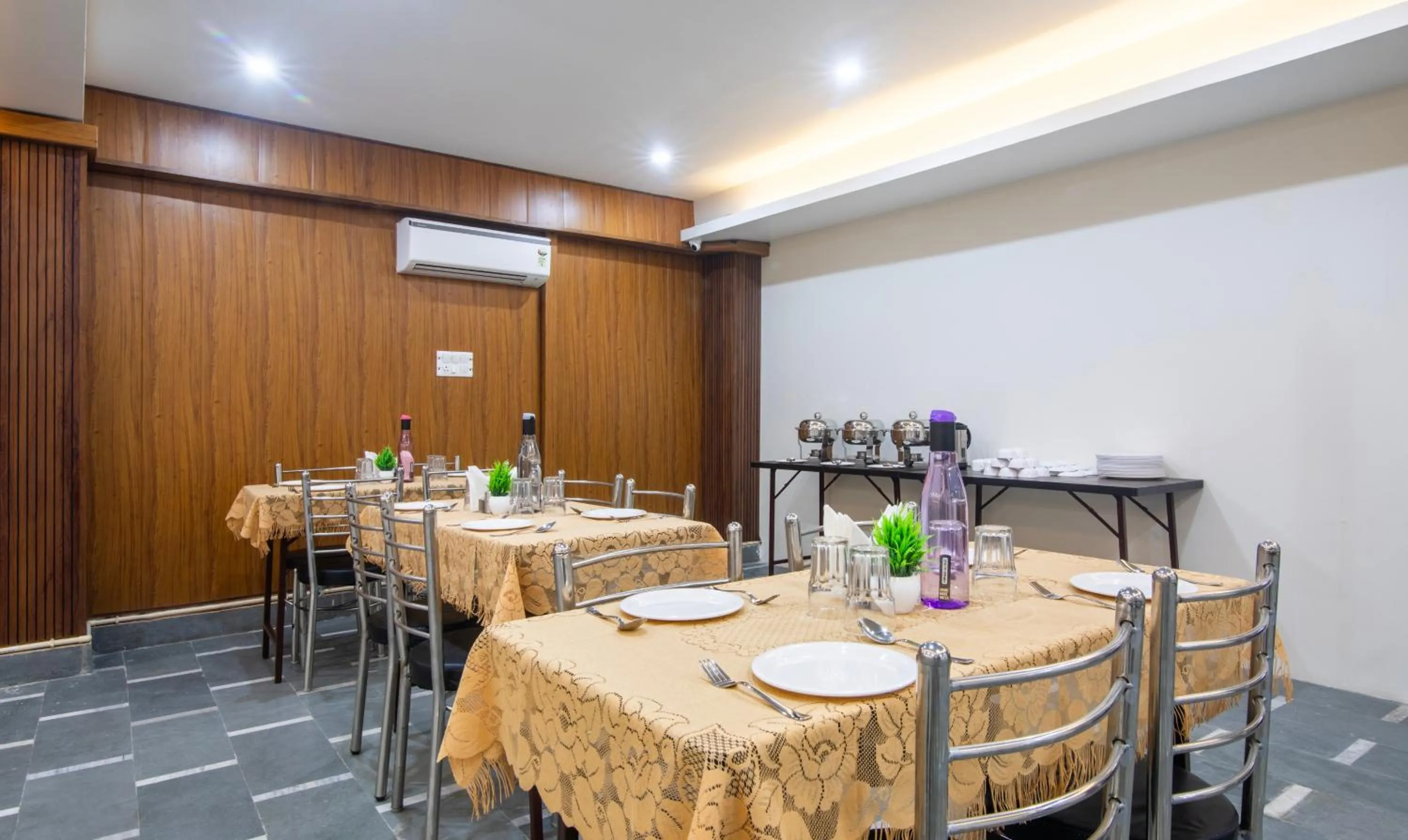 Dining area in Treebo Golden Kashi