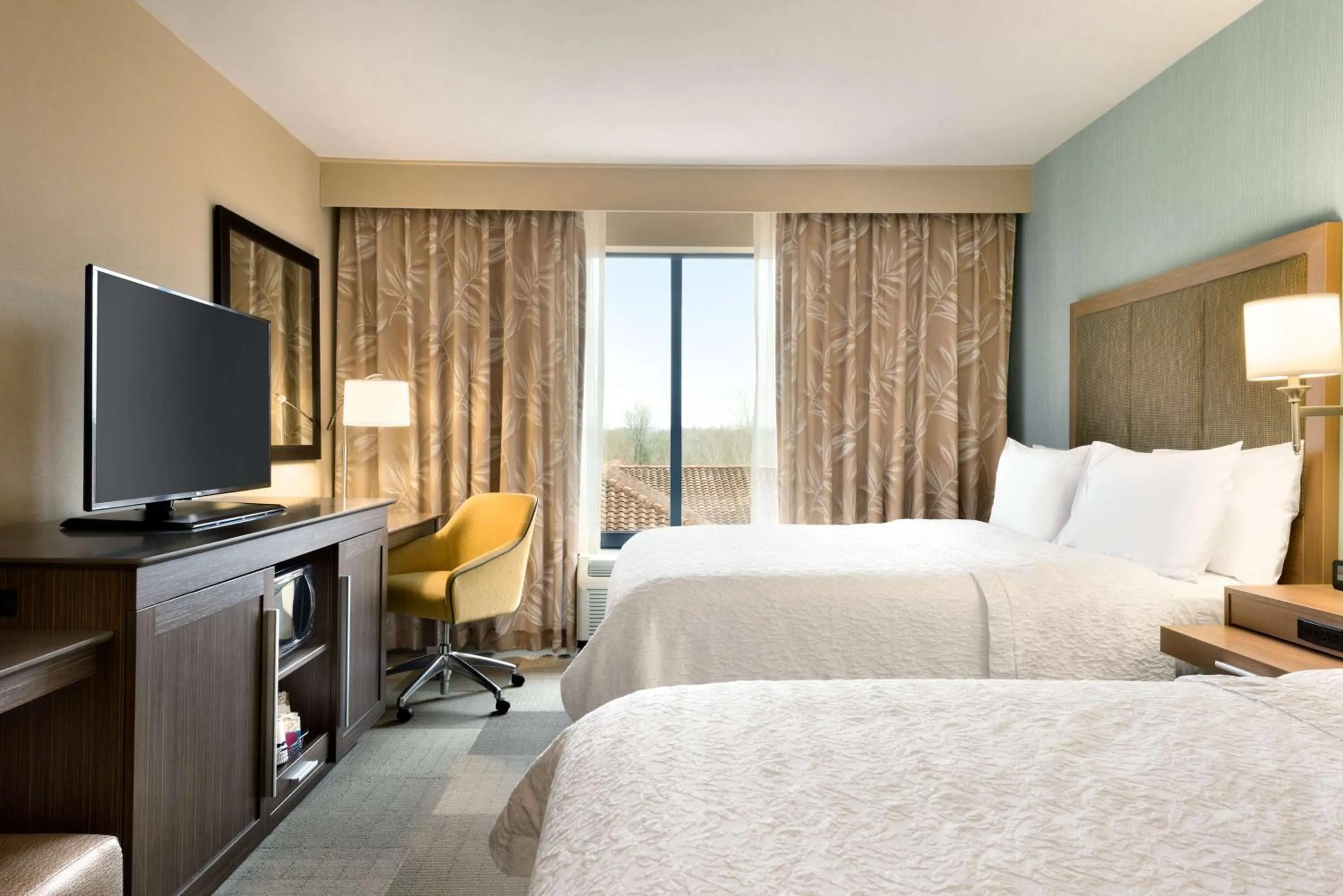 Bed in Hampton Inn and Suites Monroe