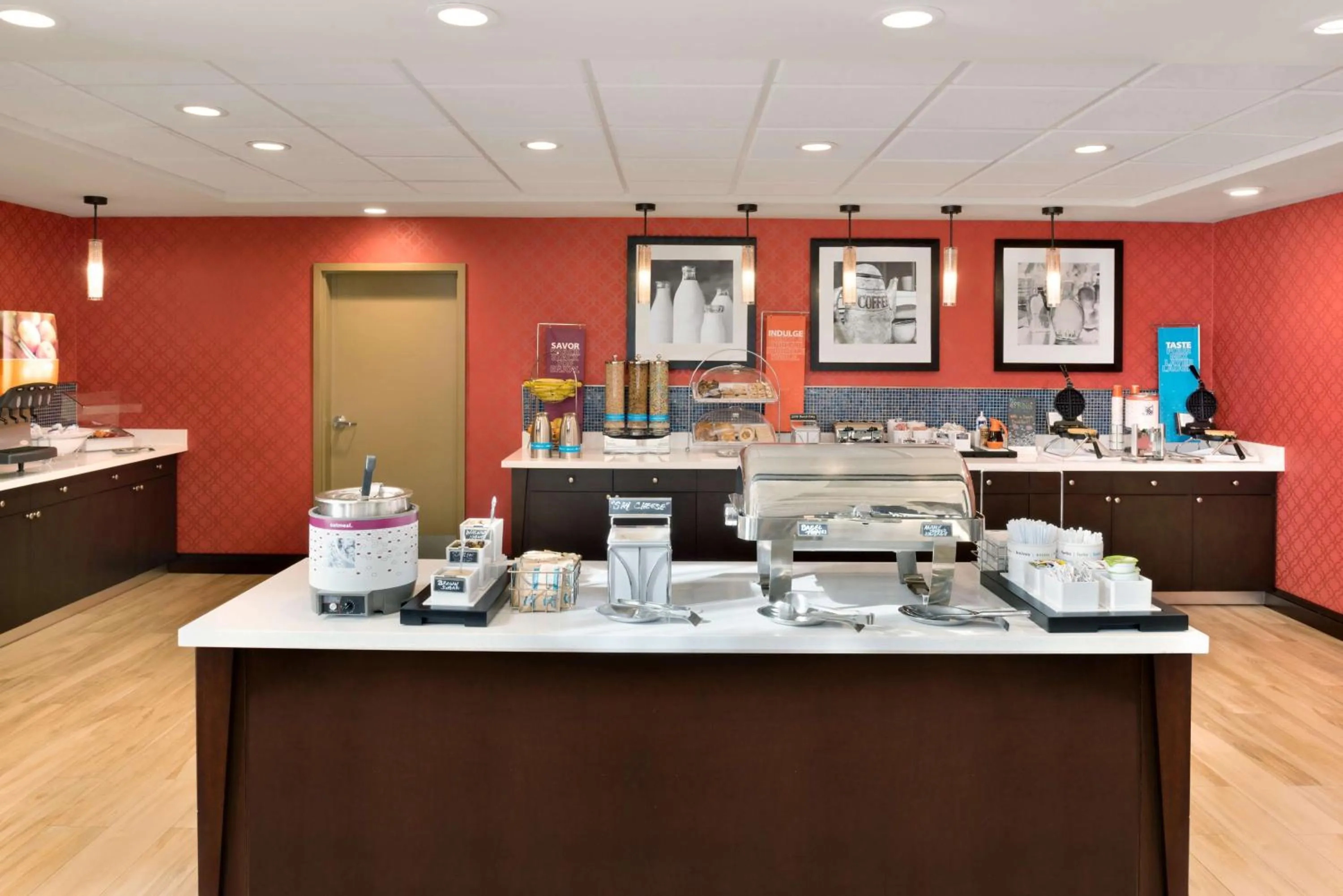 Dining area in Hampton Inn and Suites Monroe