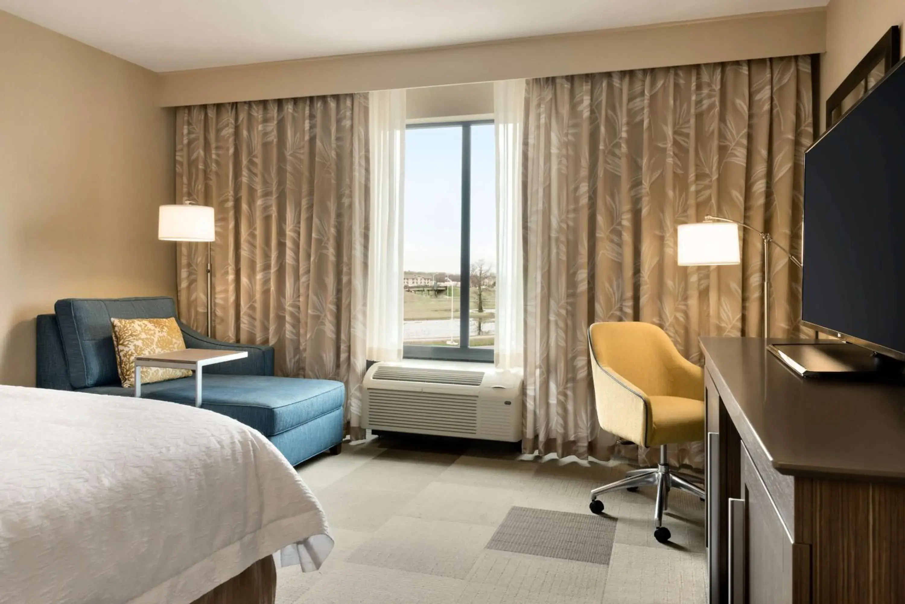 King Room - Mobility Access/Non-Smoking in Hampton Inn and Suites Monroe King Room - Mobility Access/Non-Smoking in Hampton Inn and Suites Monroe