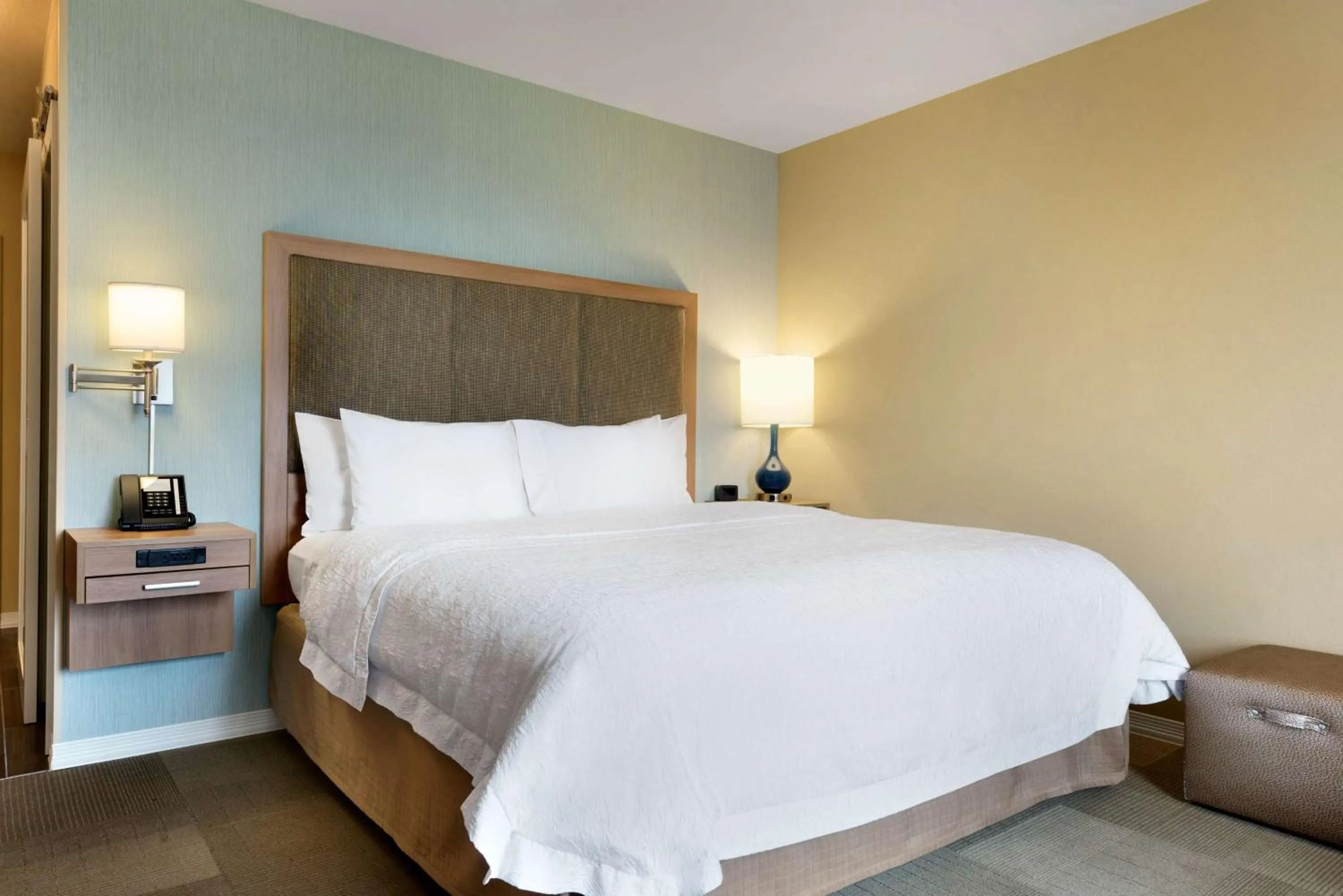 Bed in Hampton Inn and Suites Monroe