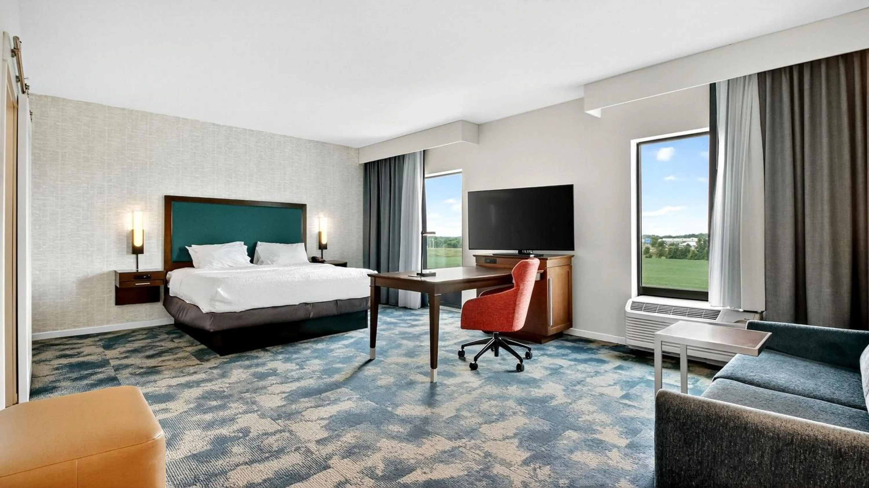 Bedroom, Bed in Hampton Inn & Suites Chippewa Falls