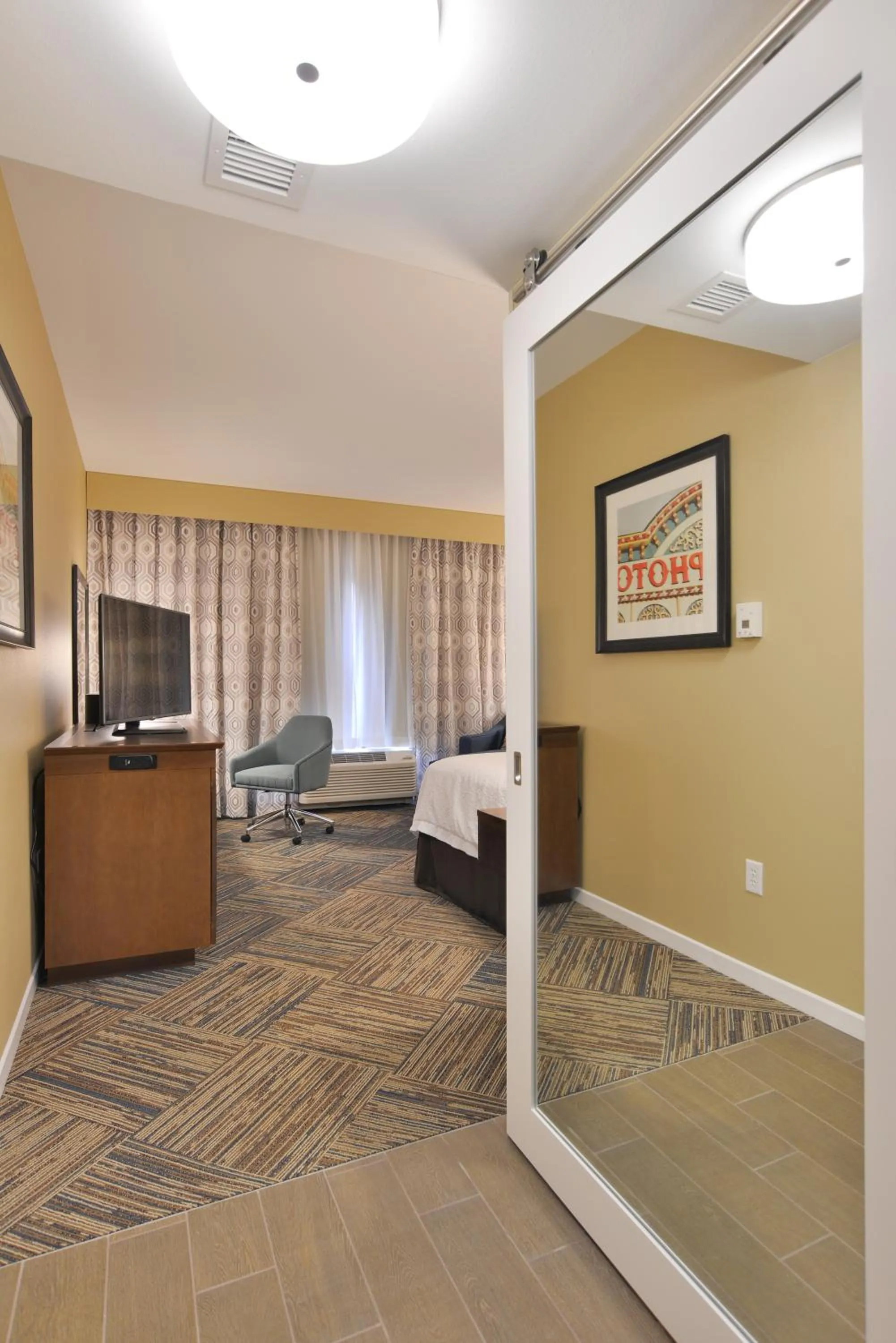 TV and multimedia, Bed in Hampton Inn & Suites Chippewa Falls