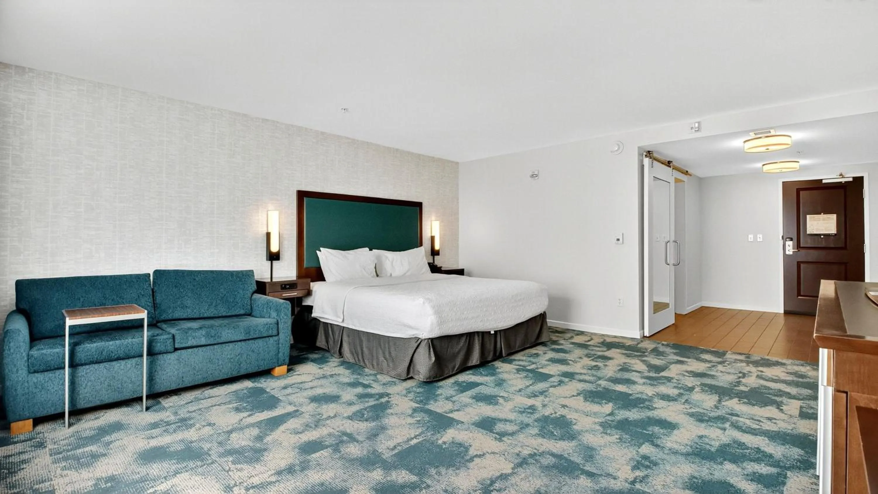 Living room, Bed in Hampton Inn & Suites Chippewa Falls