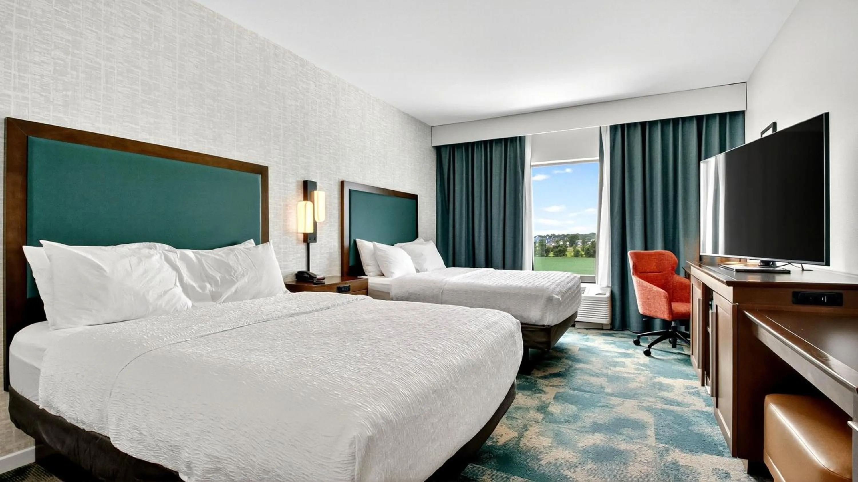 Bed in Hampton Inn & Suites Chippewa Falls