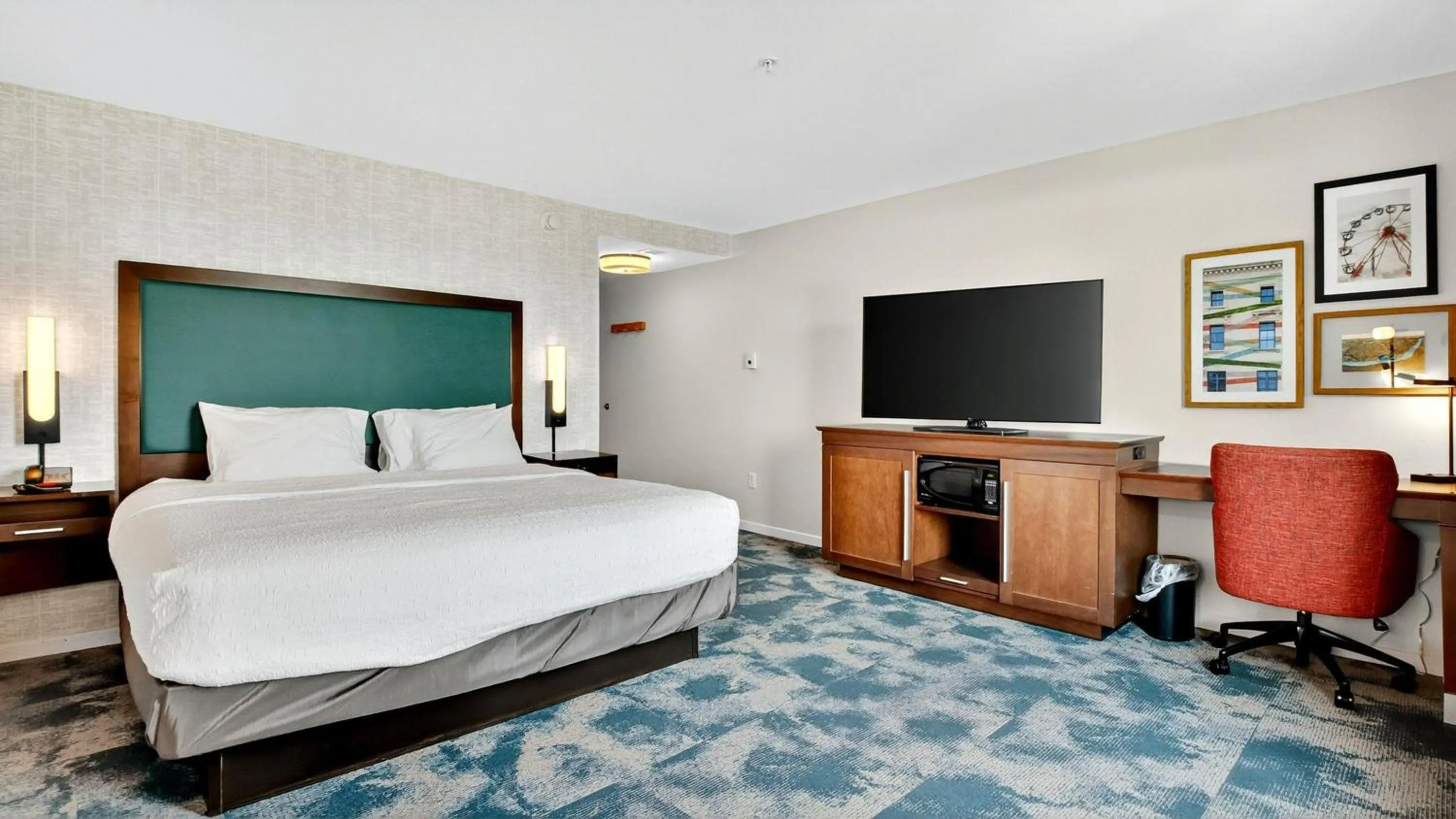 Bed in Hampton Inn & Suites Chippewa Falls