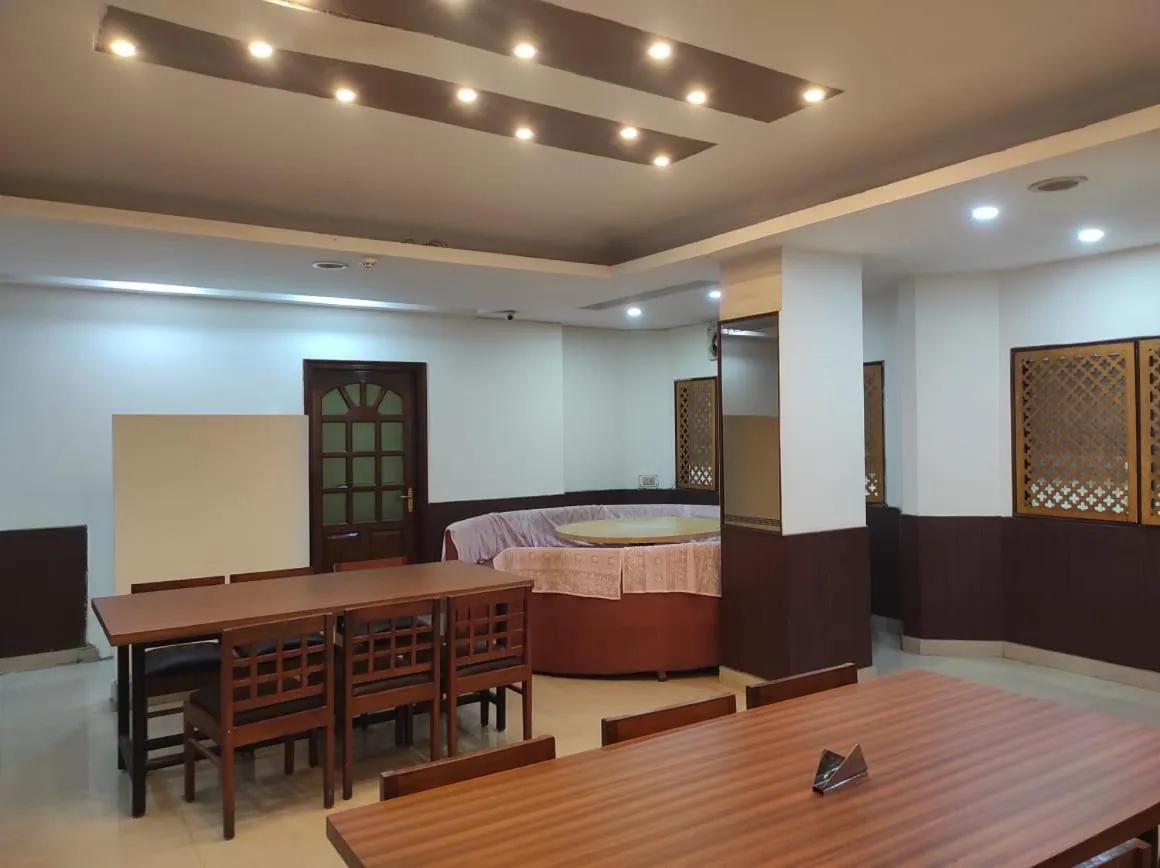 Restaurant/places to eat in Hotel Ambarish Grand Residency