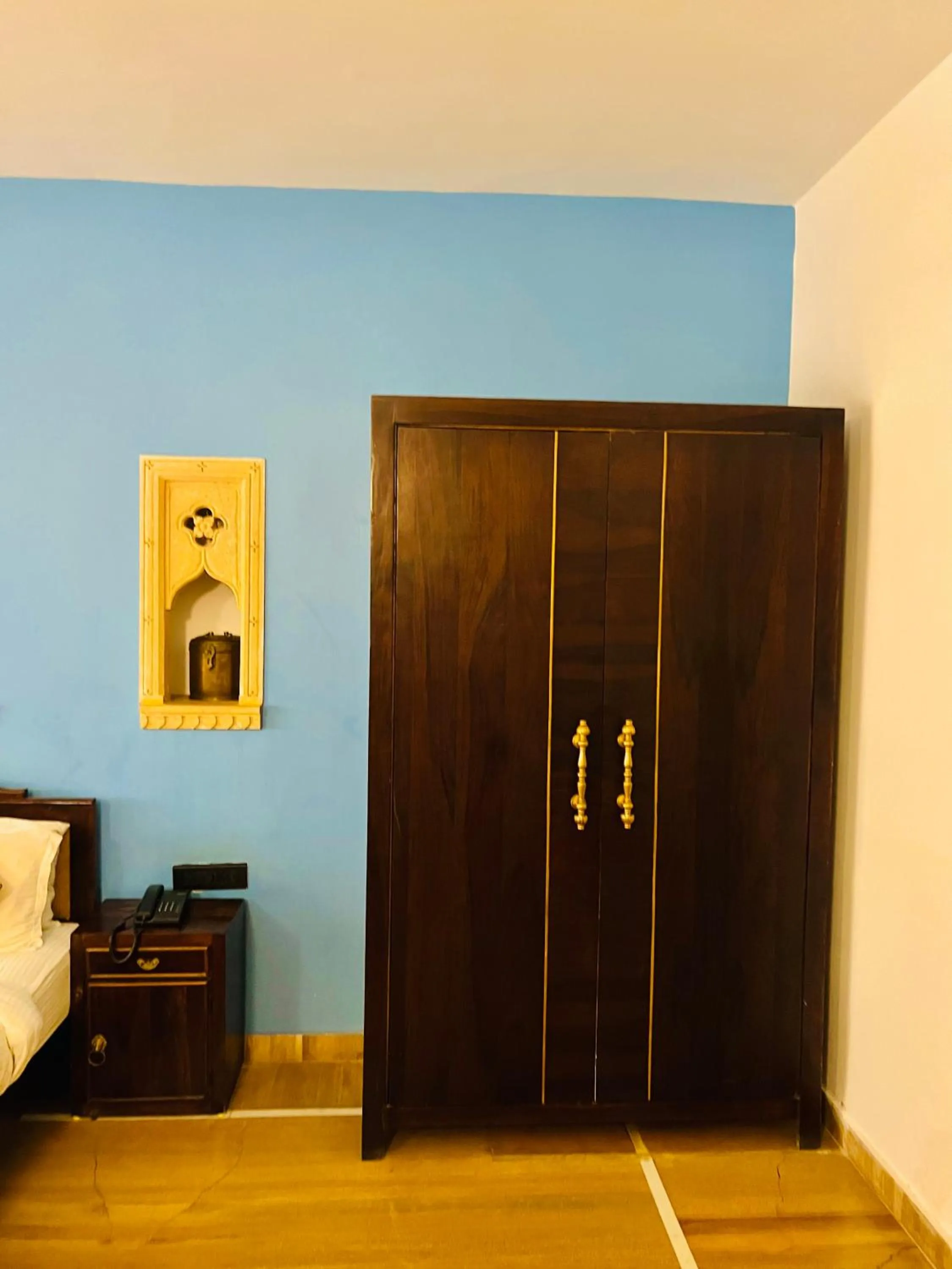 wardrobe in Hotel Jaisan Haveli