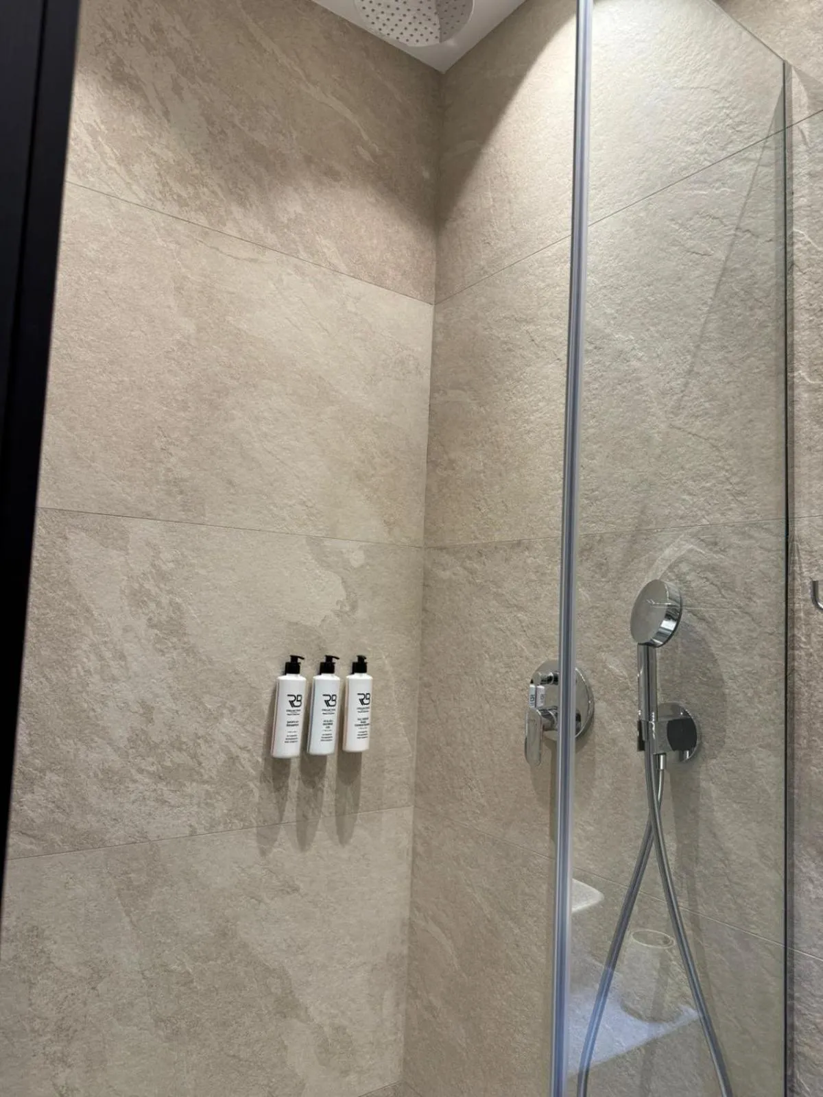 Shower in Maison Riviera