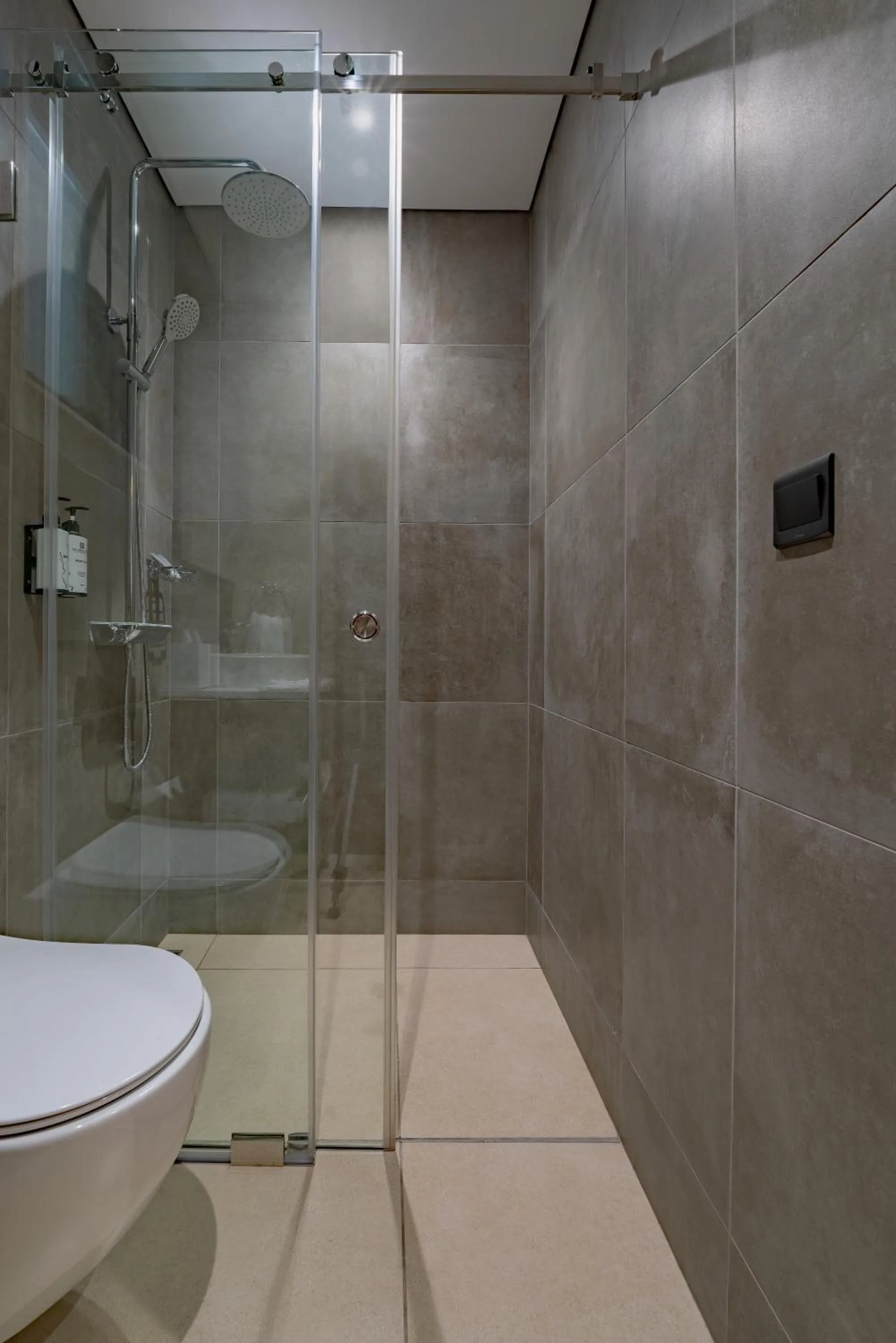 Shower in The Pelican Hotel Cantonments Accra