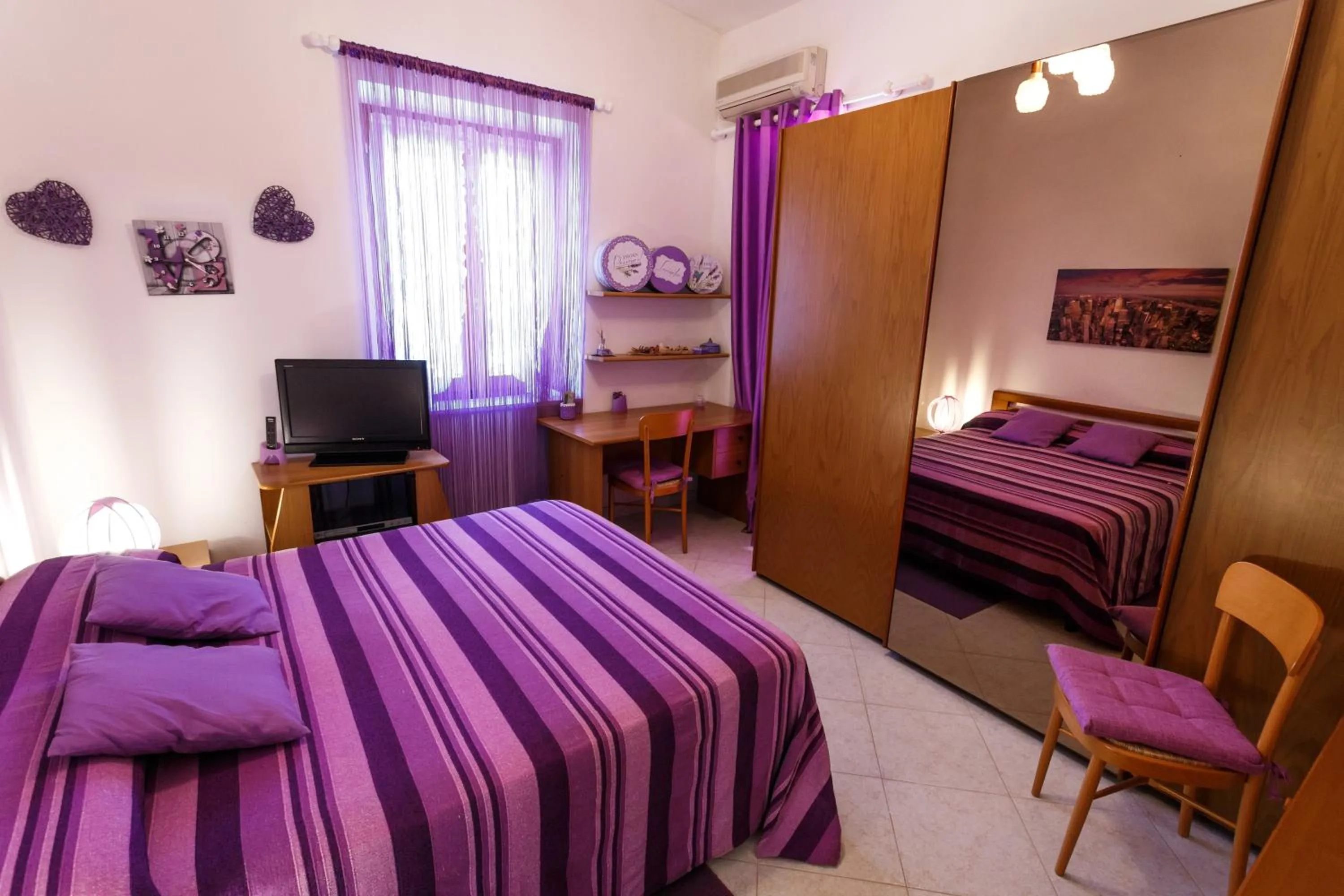 Property building, Bed in L'Aurora Viola