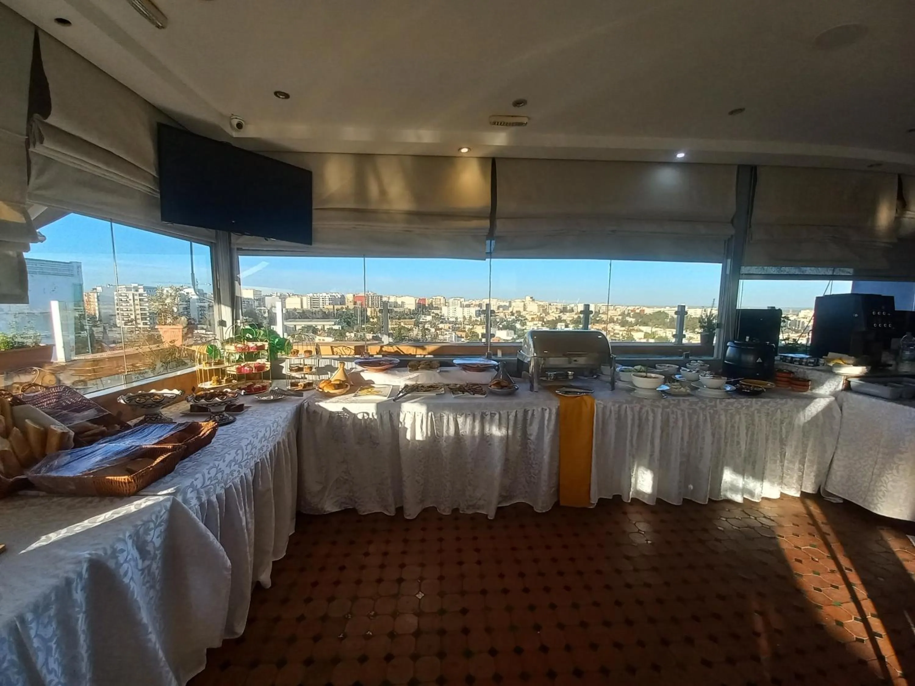 Restaurant/places to eat in Hotel Swani