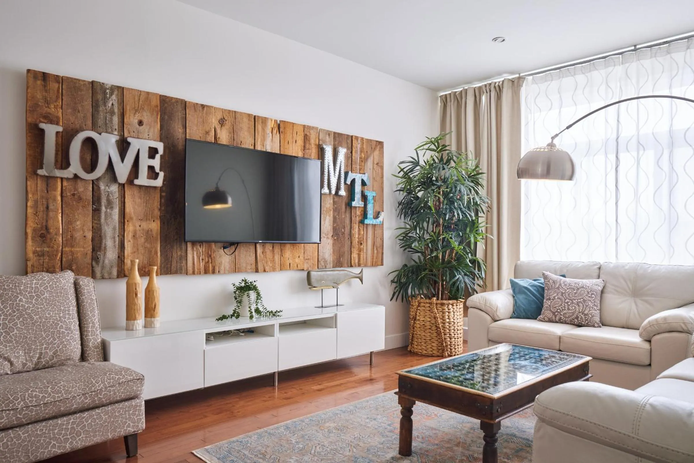 TV and multimedia in MTLVacationRentals - The FabFour