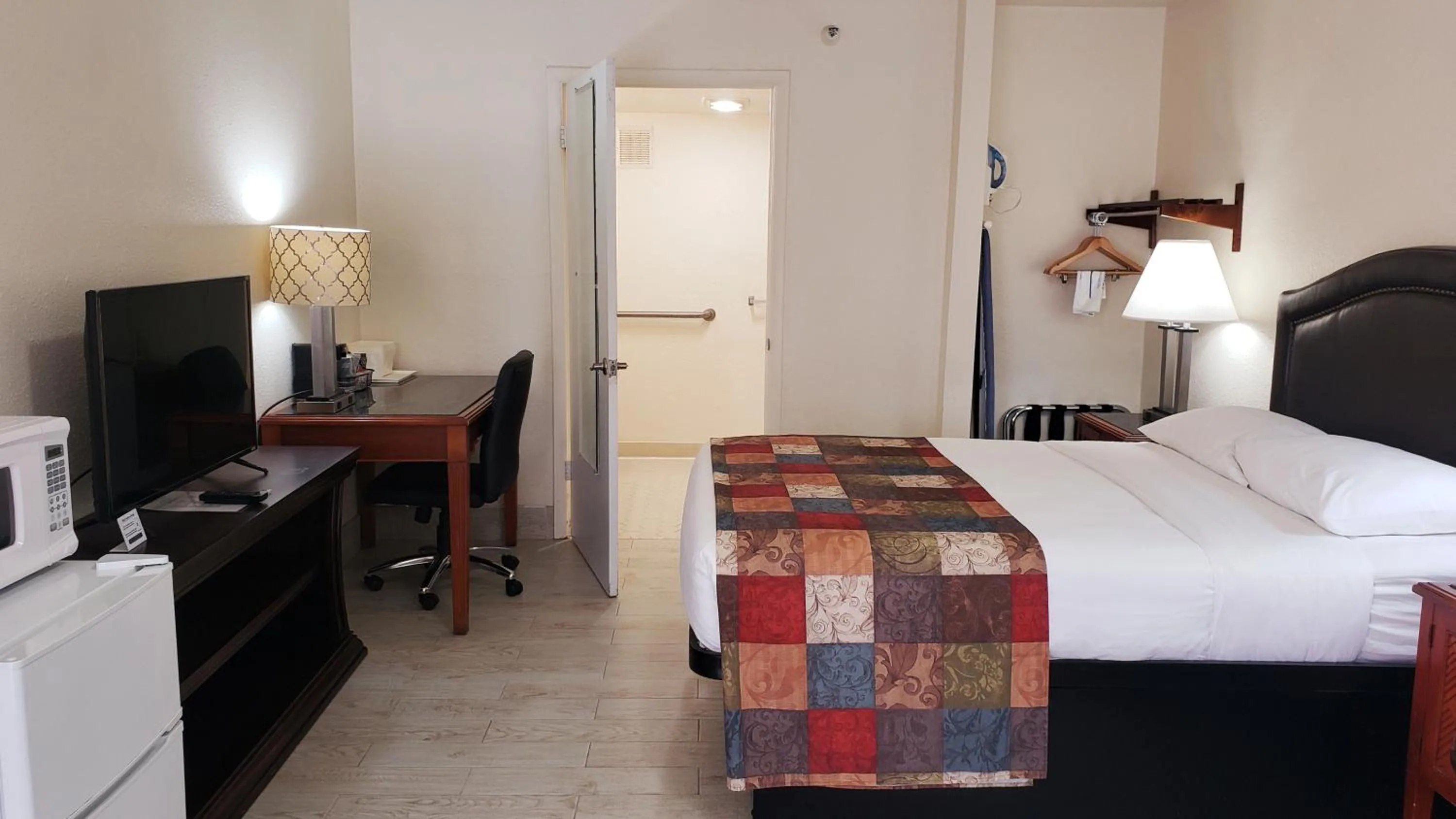 Photo of the whole room, Bed in Simple Rewards Inn