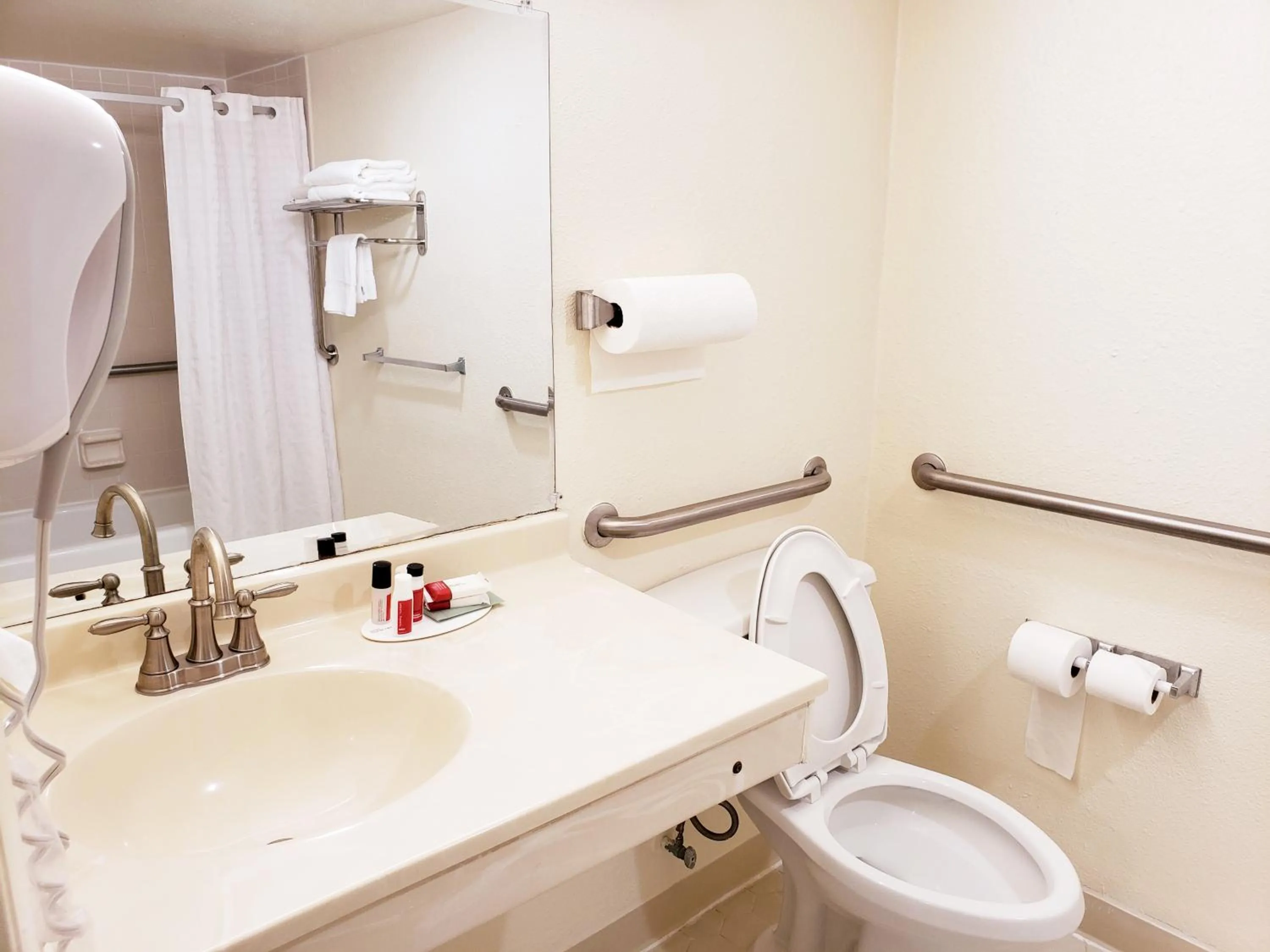 Bathroom in Simple Rewards Inn