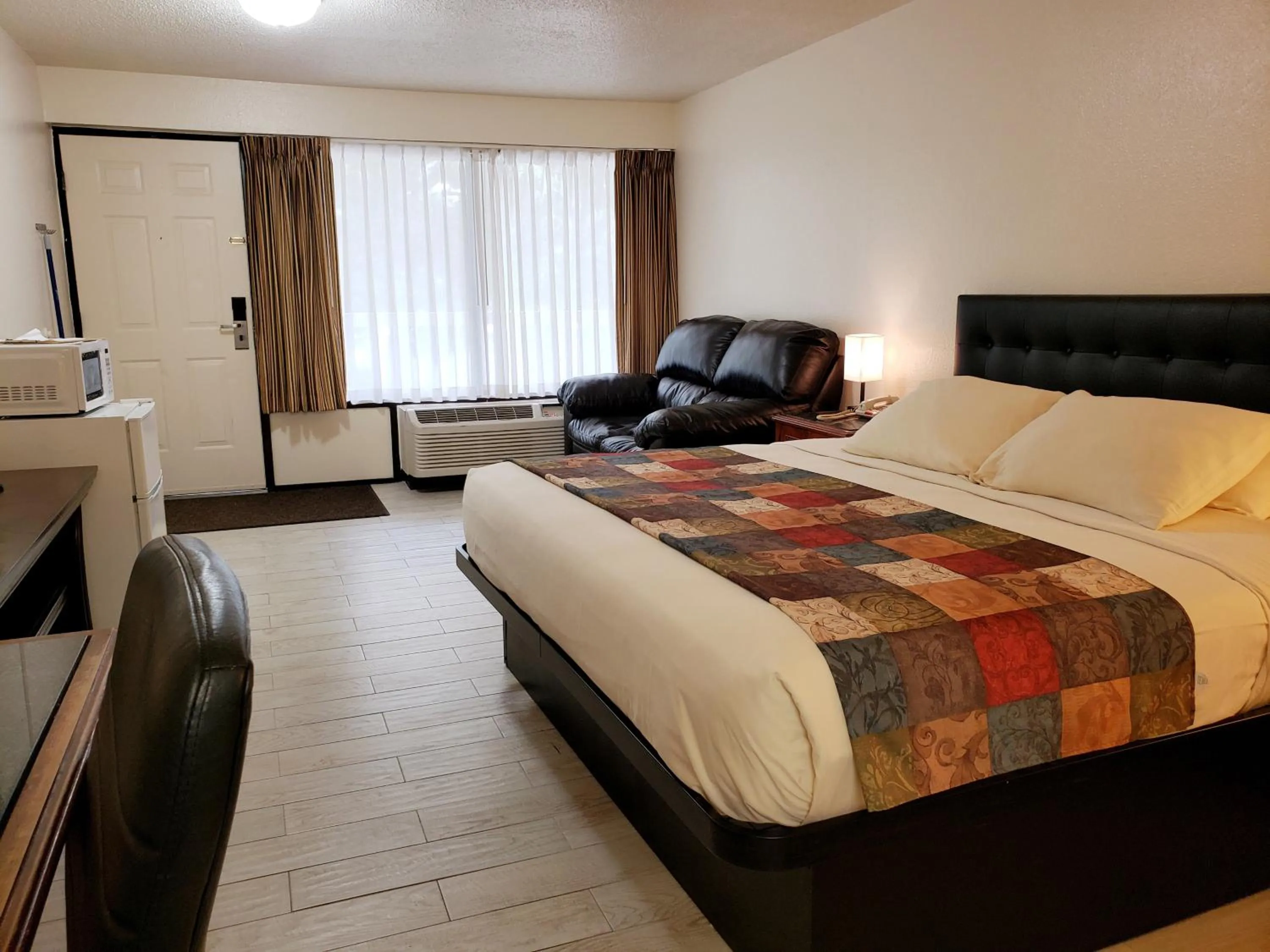 Photo of the whole room, Bed in Simple Rewards Inn