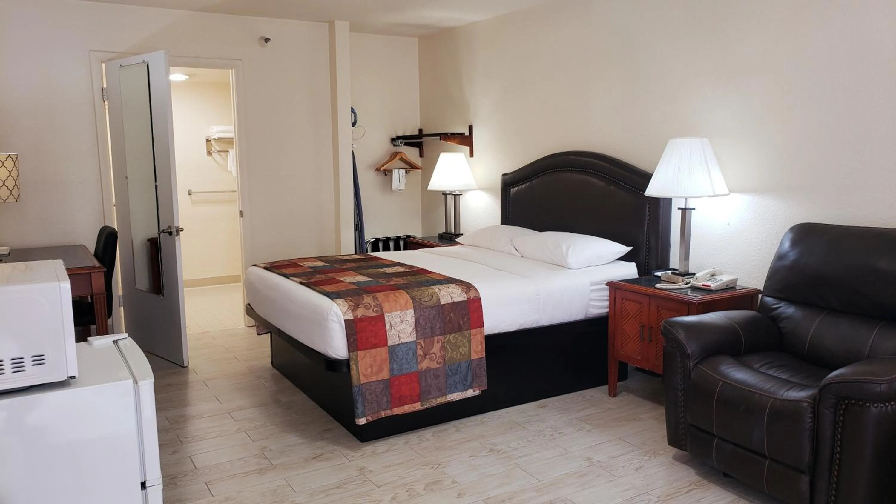 Photo of the whole room, Bed in Simple Rewards Inn