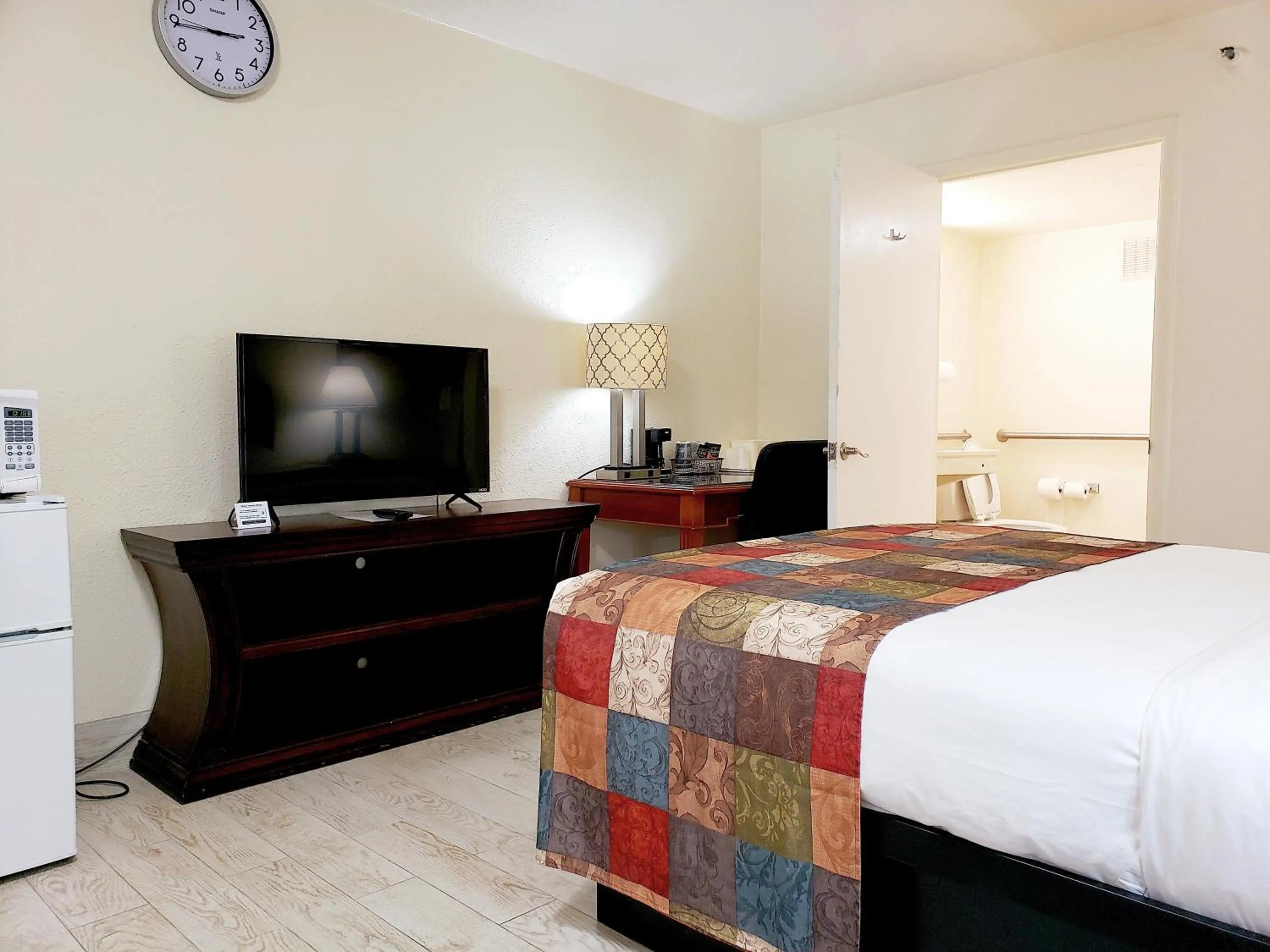 Photo of the whole room, Bed in Simple Rewards Inn