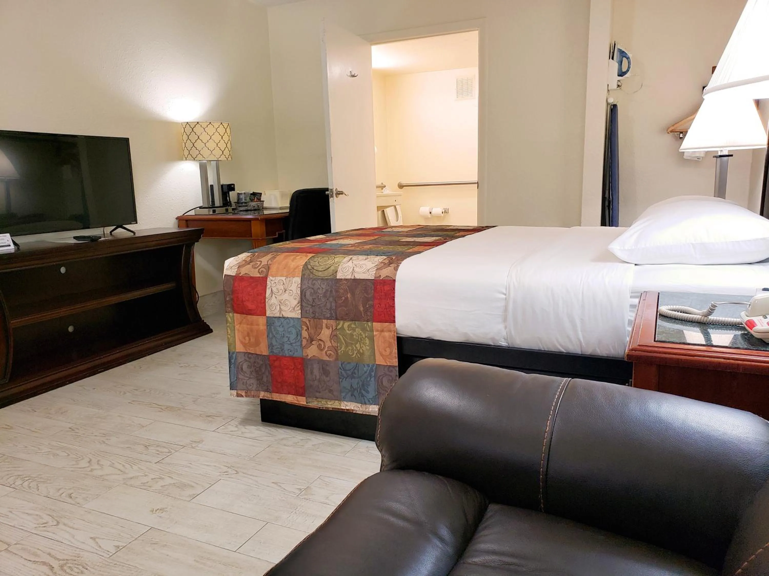 Photo of the whole room, Bed in Simple Rewards Inn