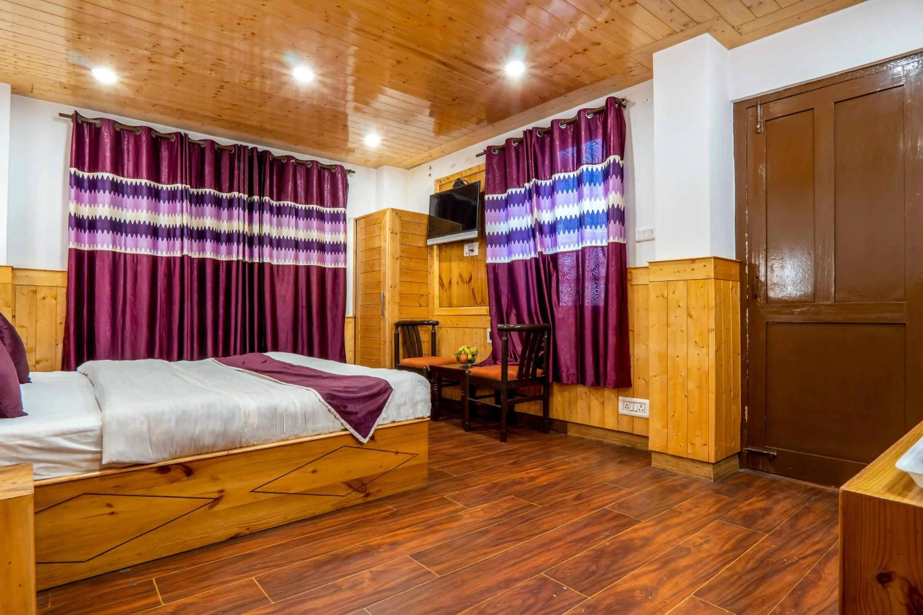 Photo of the whole room, Bed in Windsor the mall